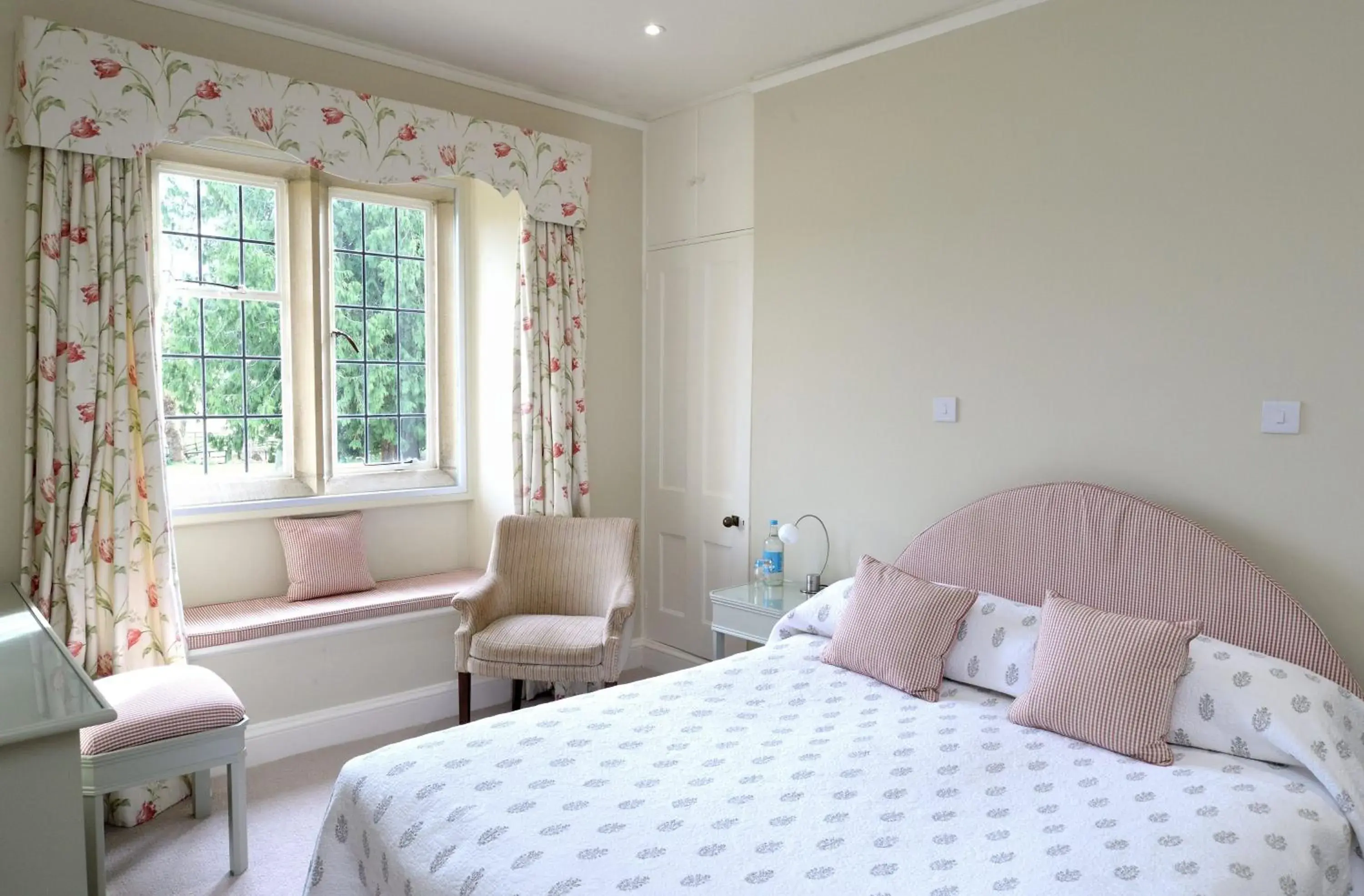 Double Room with Garden View - single occupancy in Plumber Manor Hotel Double Room with Garden View - single occupancy in Plumber Manor Hotel