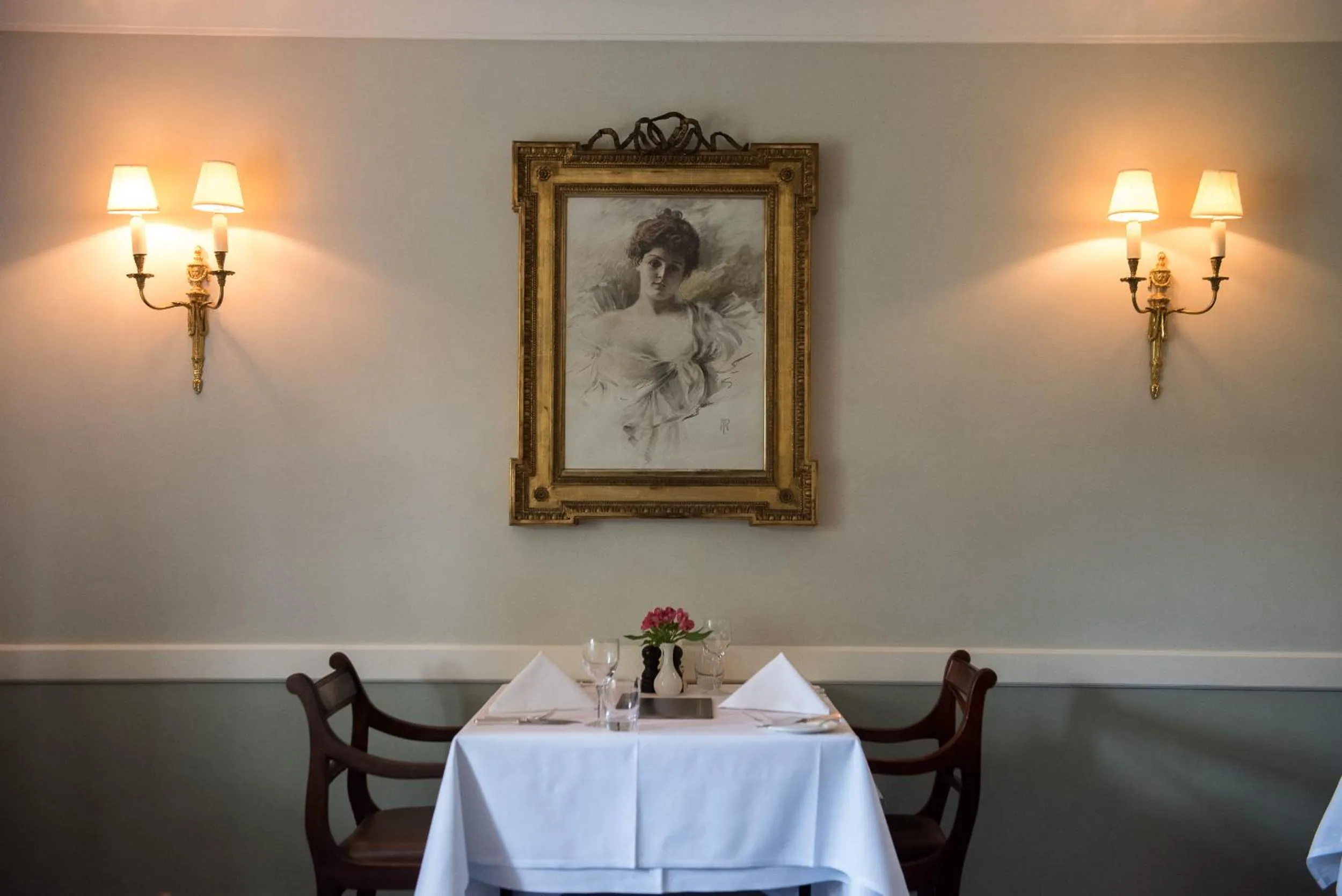 Restaurant/places to eat in Plumber Manor Hotel