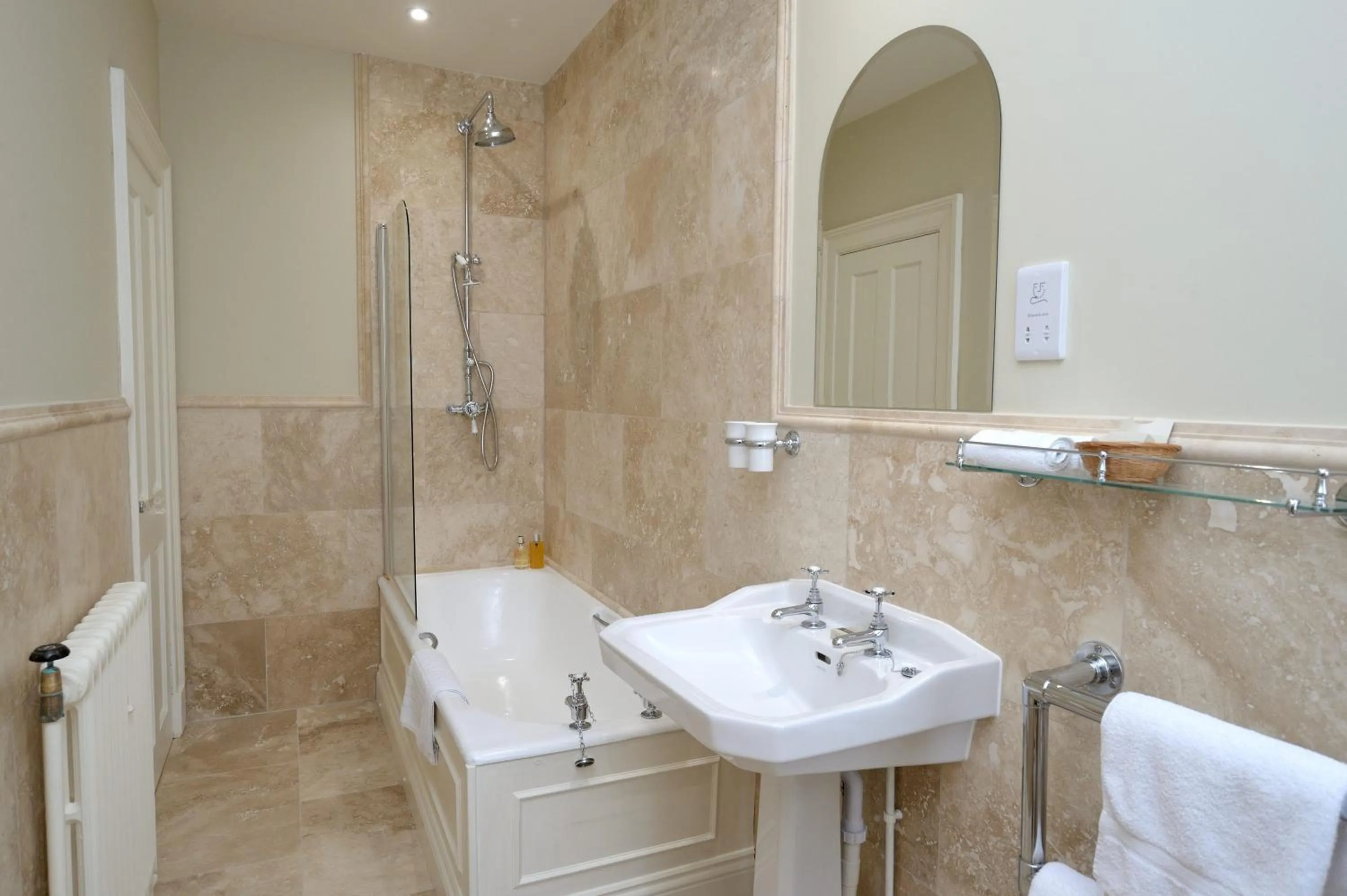 Shower in Plumber Manor Hotel