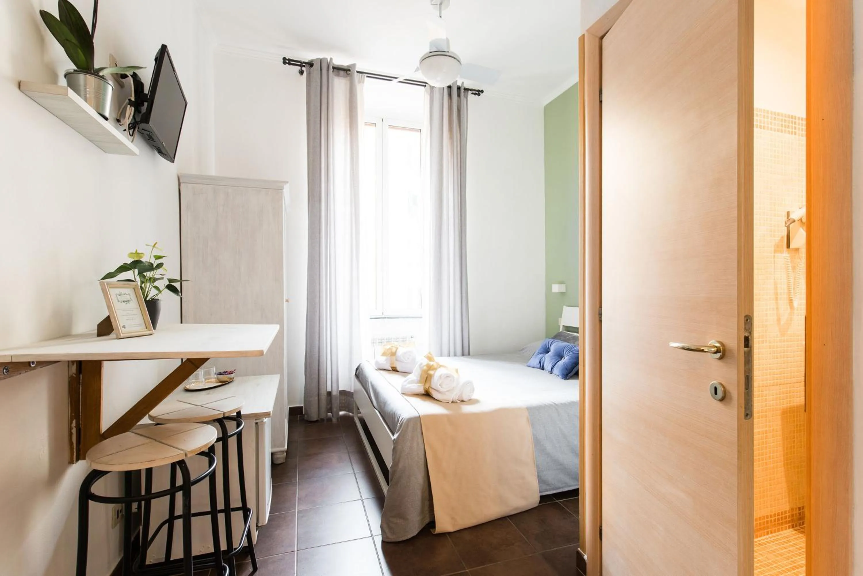 Shower, Bed in Domus Victoria Guest House