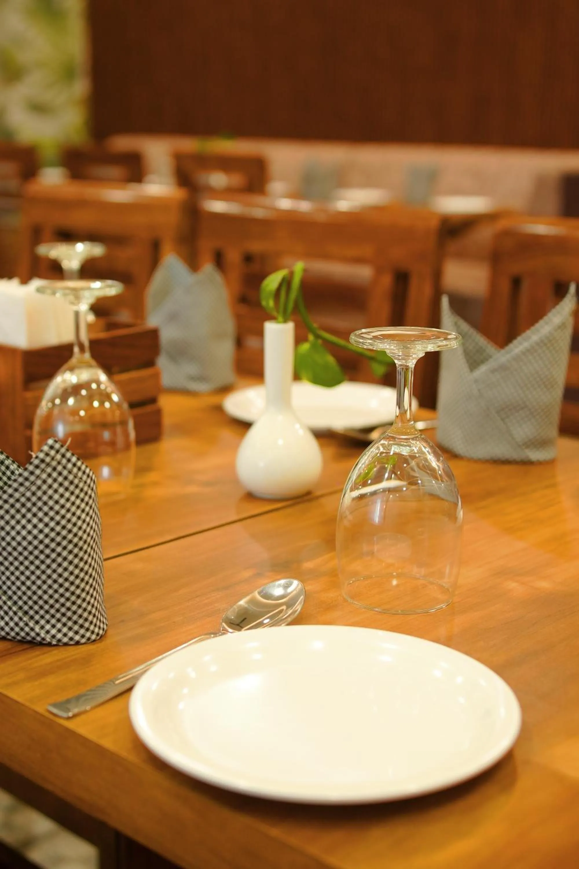 Restaurant/places to eat in Hotel Kalka Royal