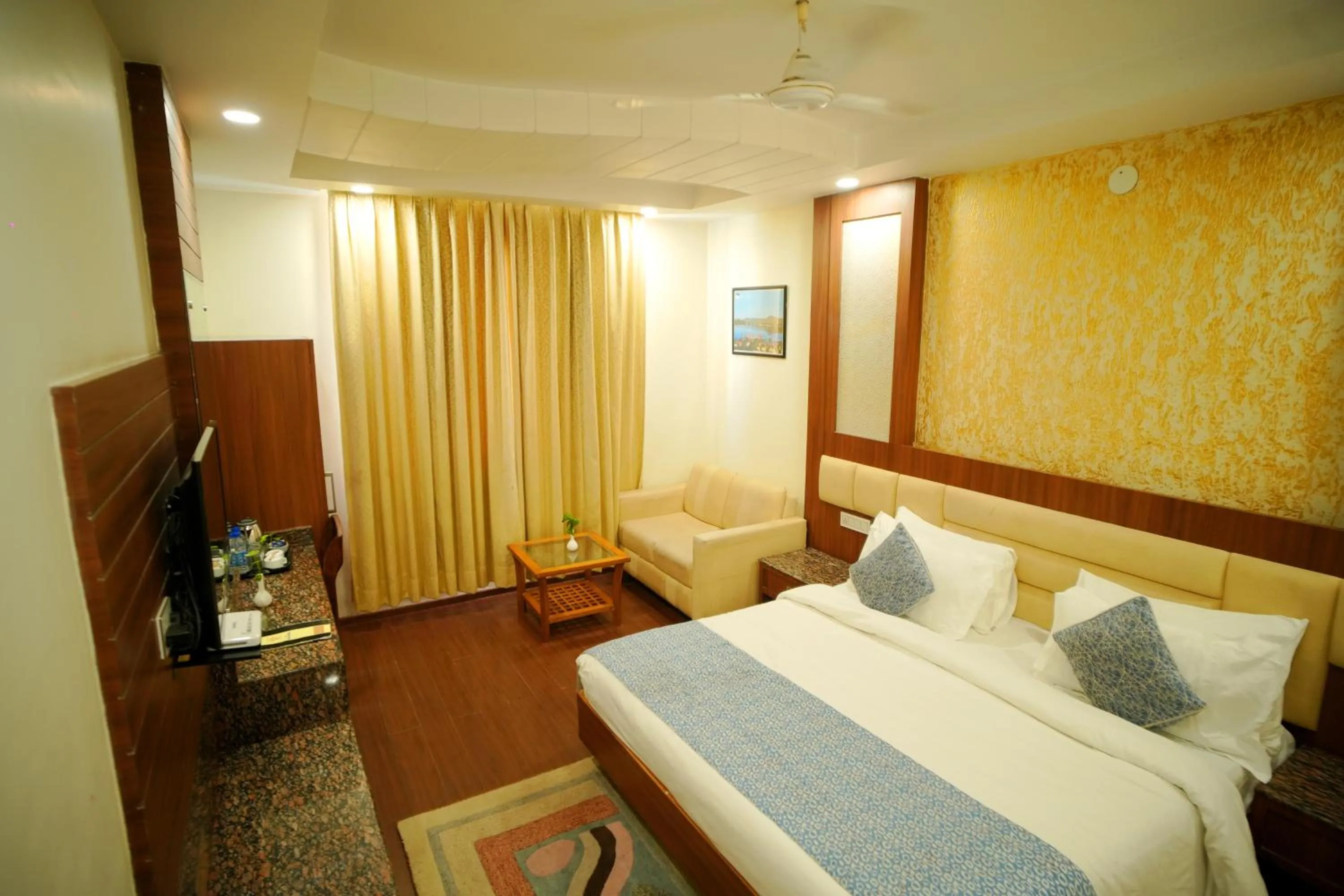 Bed in Hotel Kalka Royal