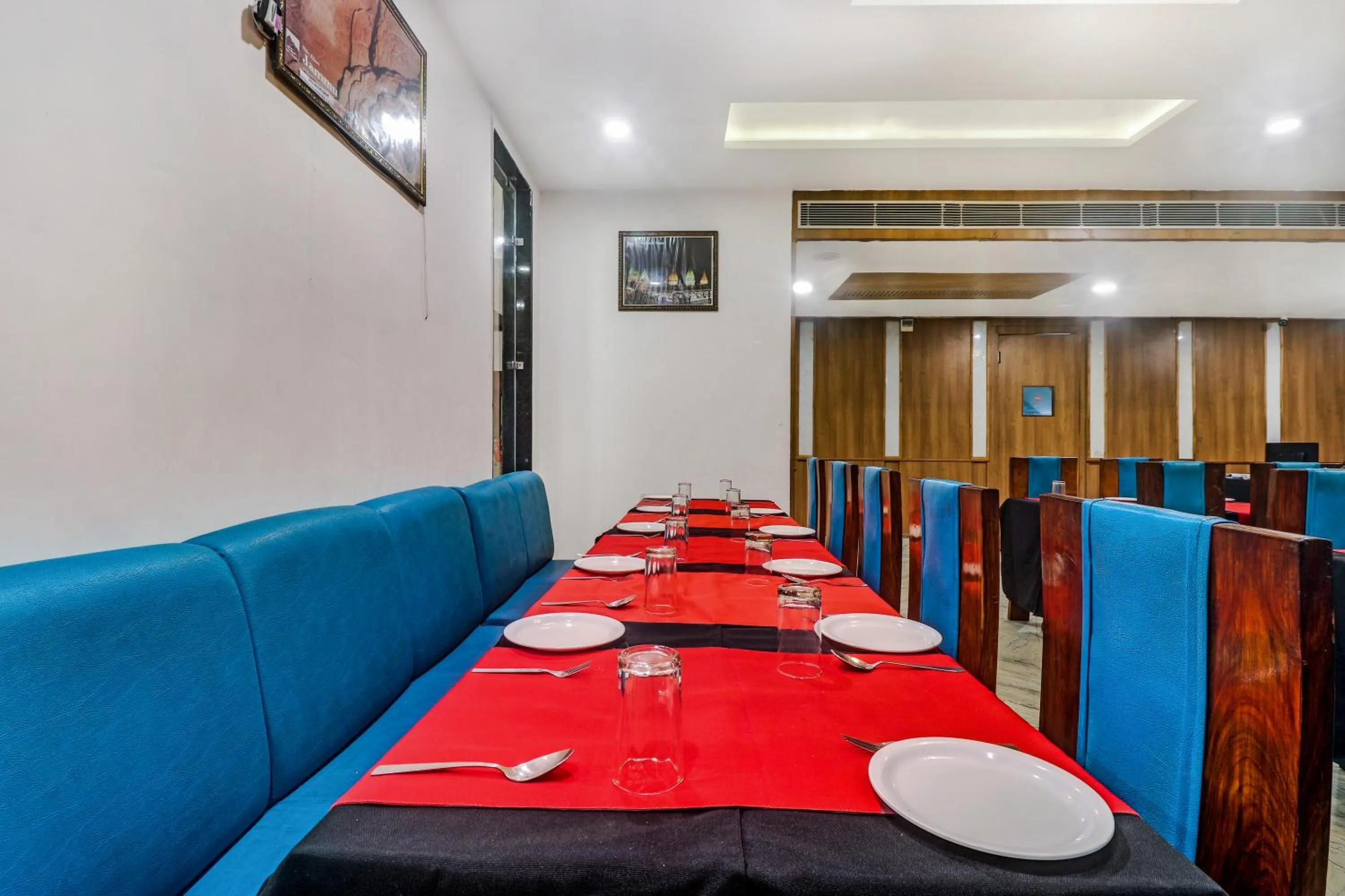 Restaurant/places to eat in Hotel Kalka Royal