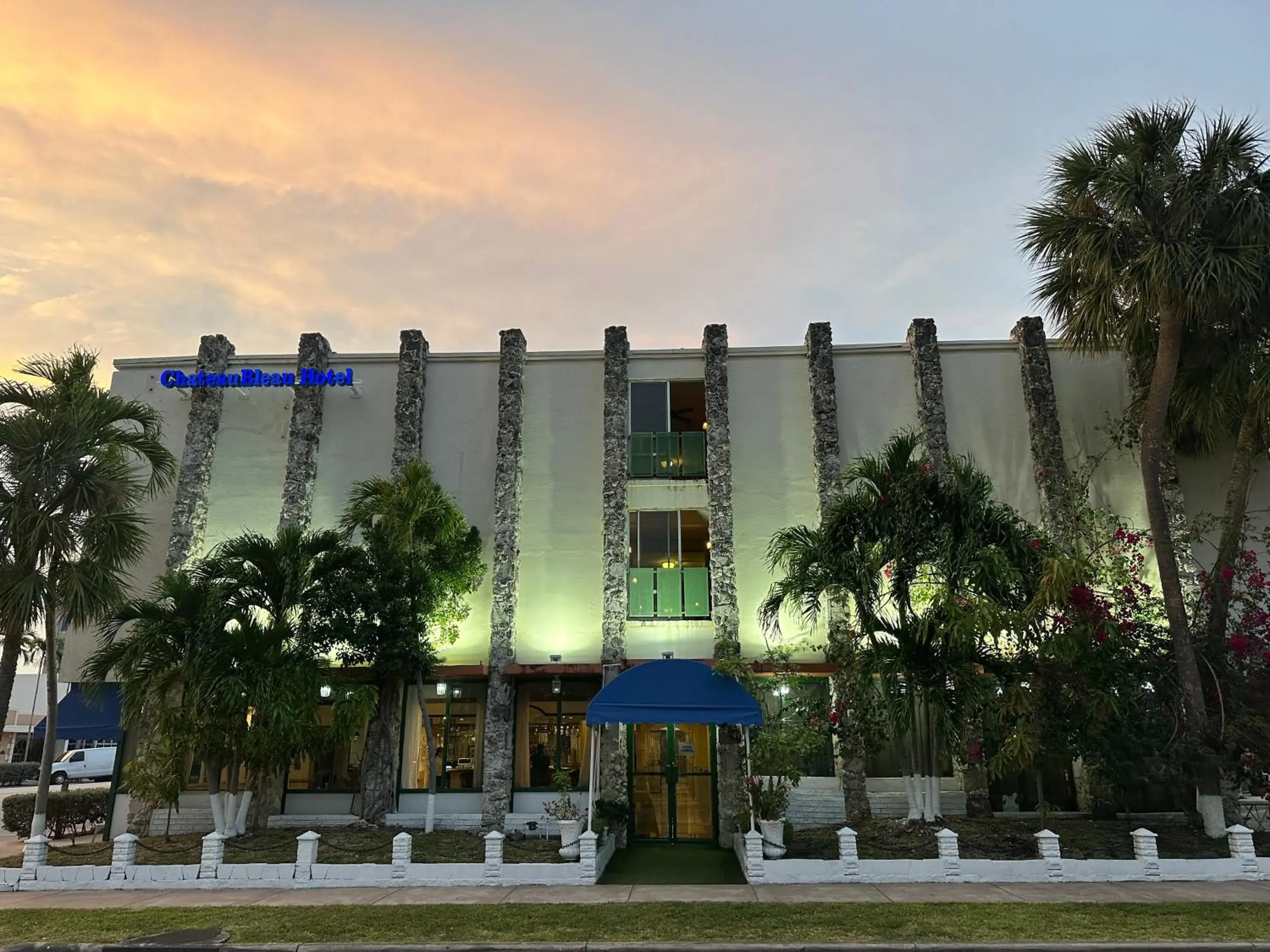 Property building in Hotel Chateaubleau Property building in Hotel Chateaubleau