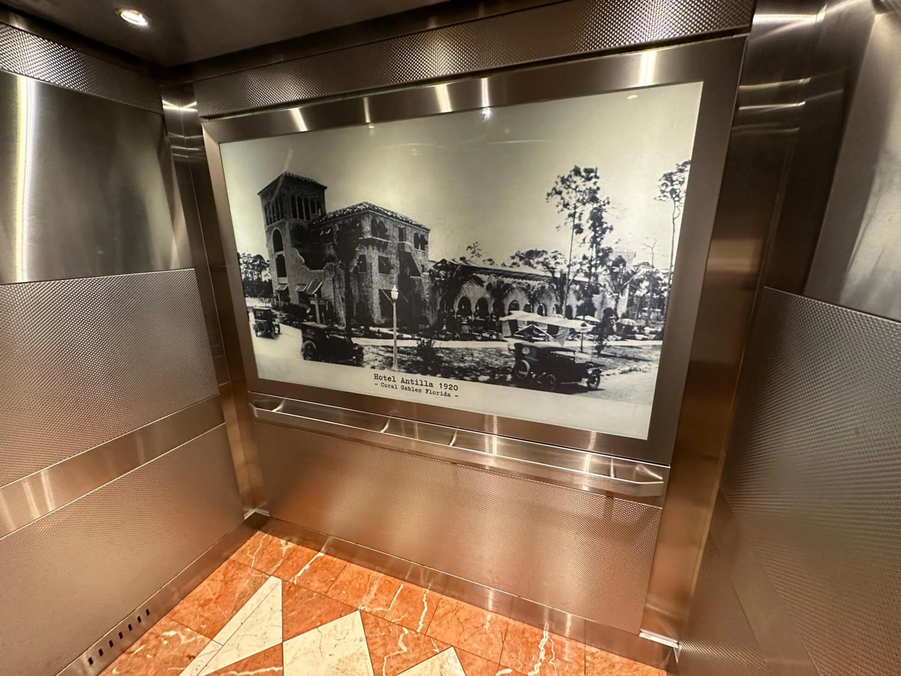 elevator in Hotel Chateaubleau