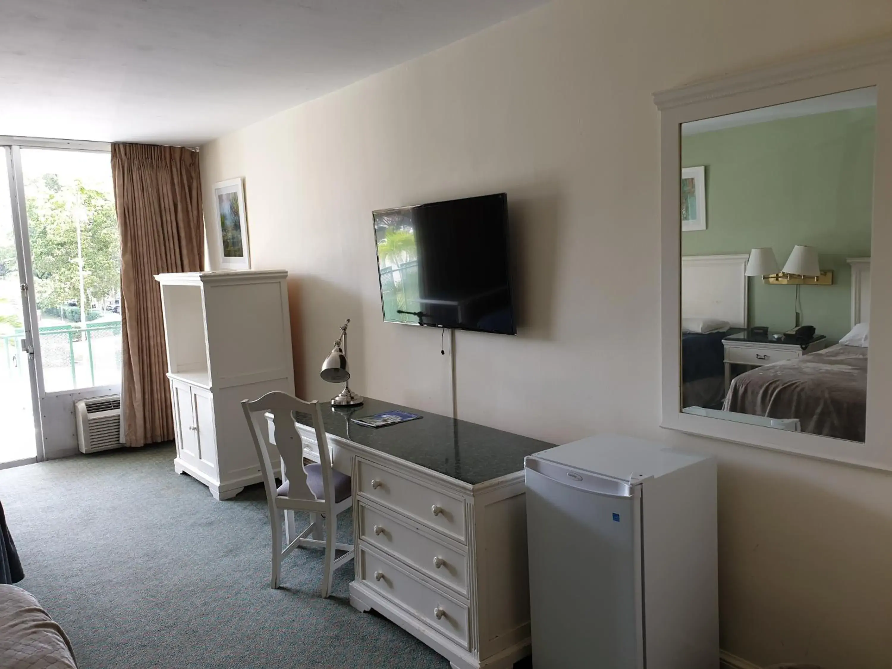 TV and multimedia, Bed in Hotel Chateaubleau TV and multimedia, Bed in Hotel Chateaubleau