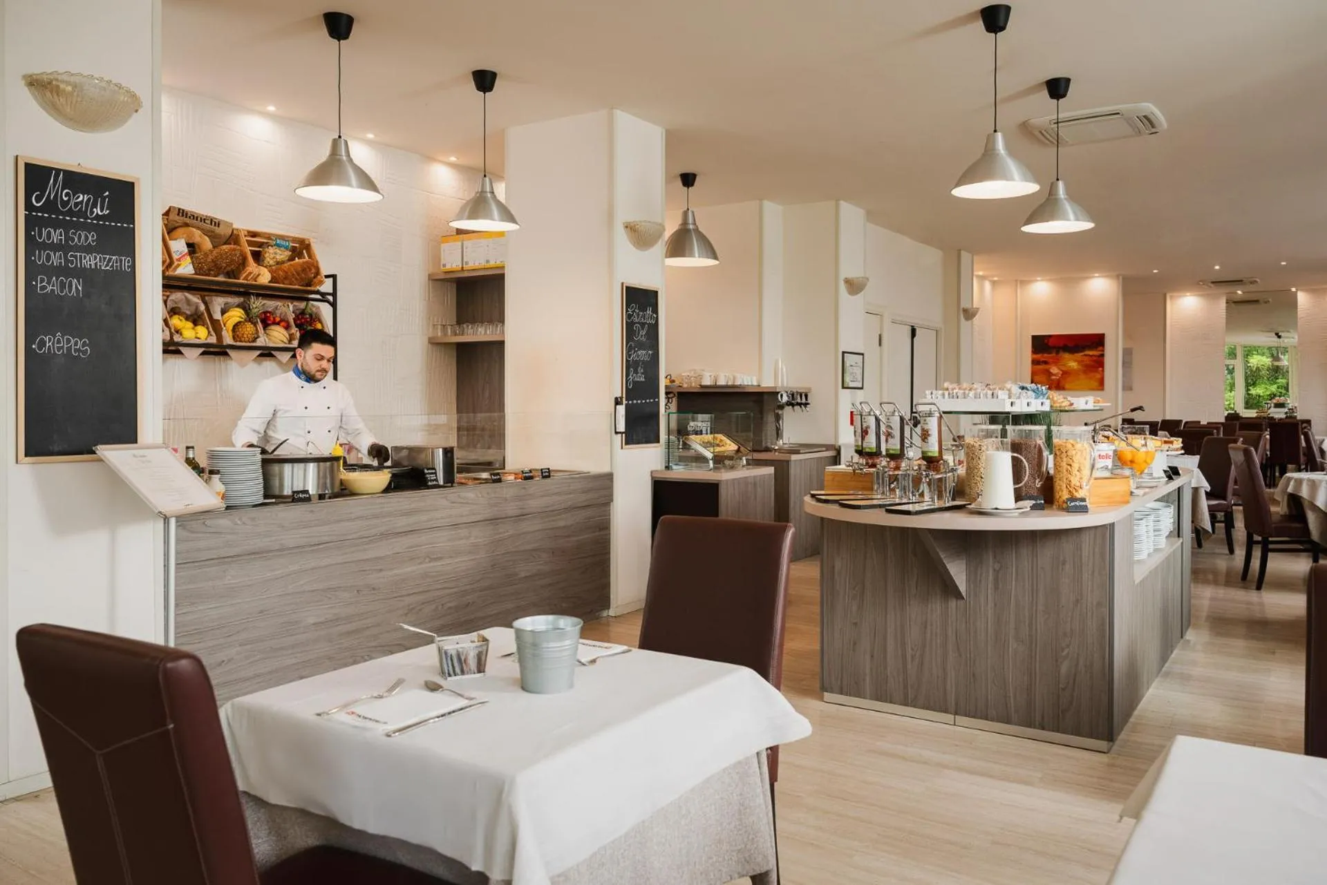 Restaurant/places to eat in Hotel Alexander