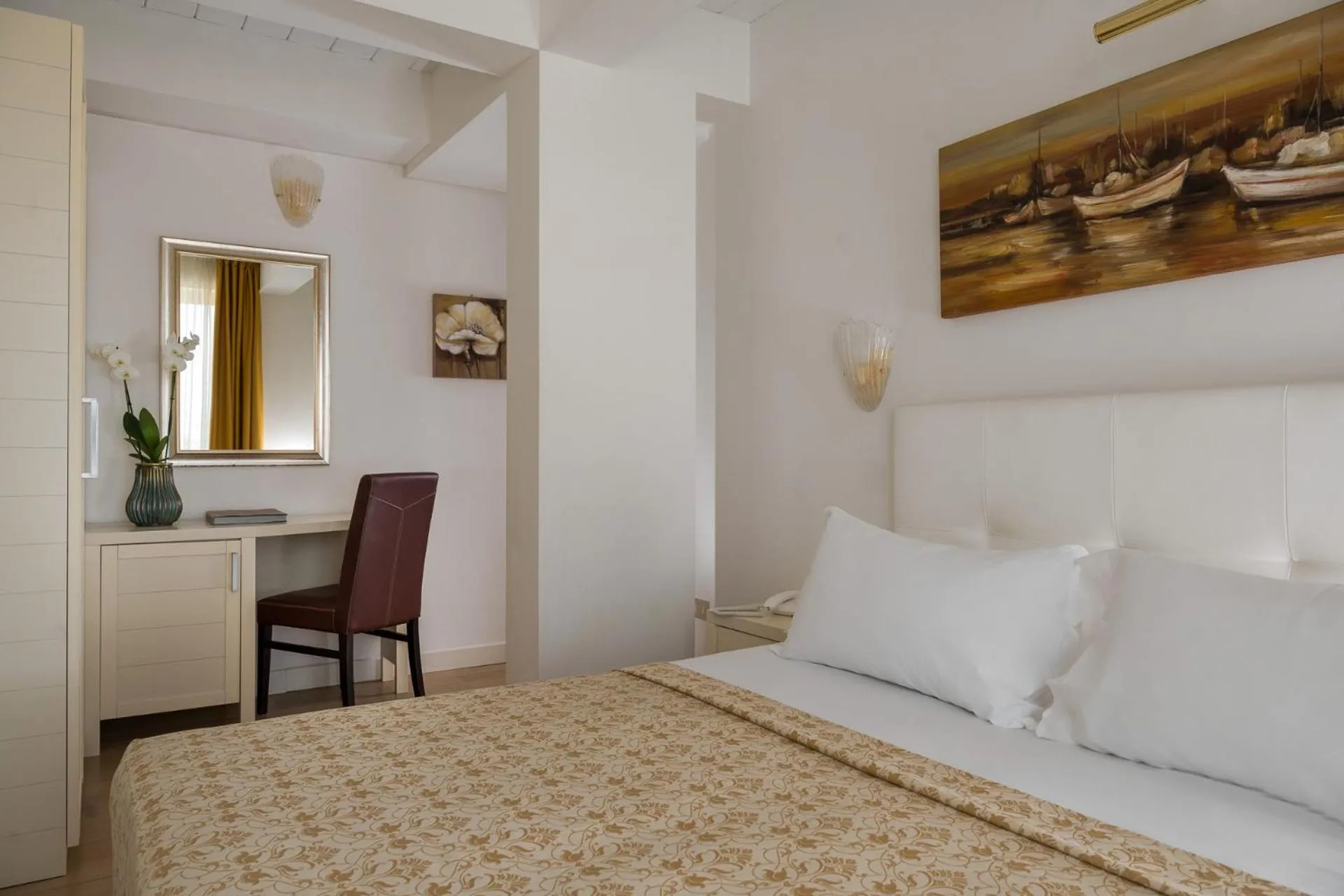 Balcony/Terrace, Bed in Hotel Alexander