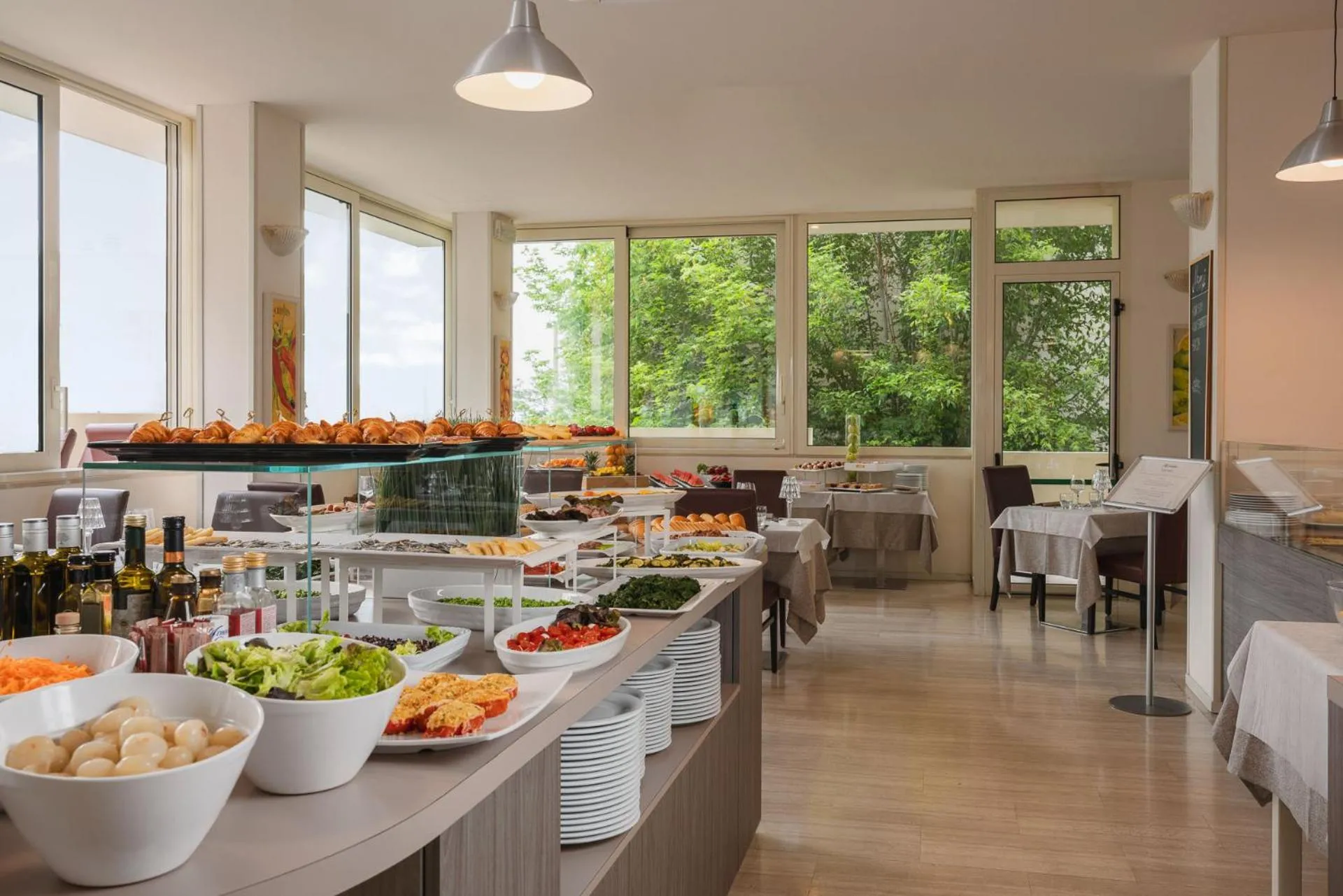 Restaurant/places to eat in Hotel Alexander