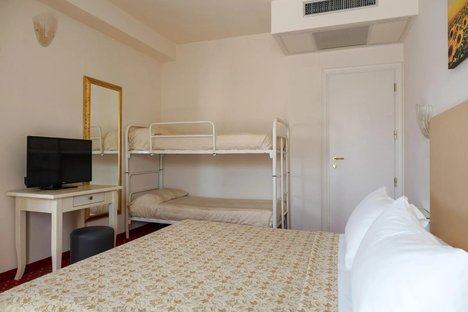Bed in Hotel Alexander