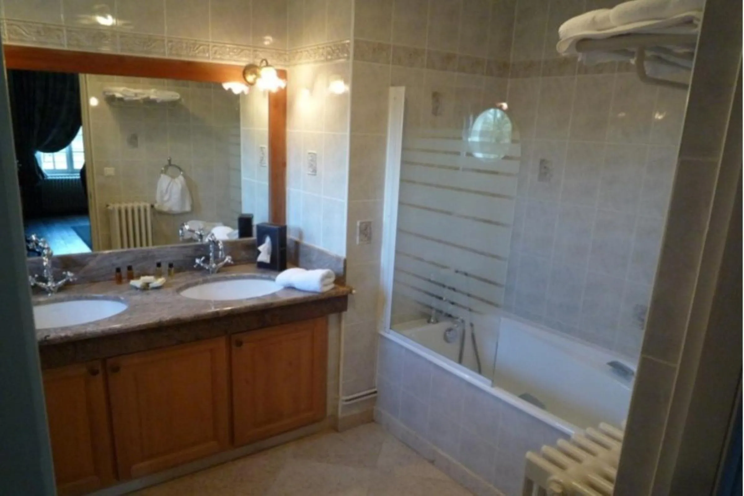 Bathroom in Château de Behen