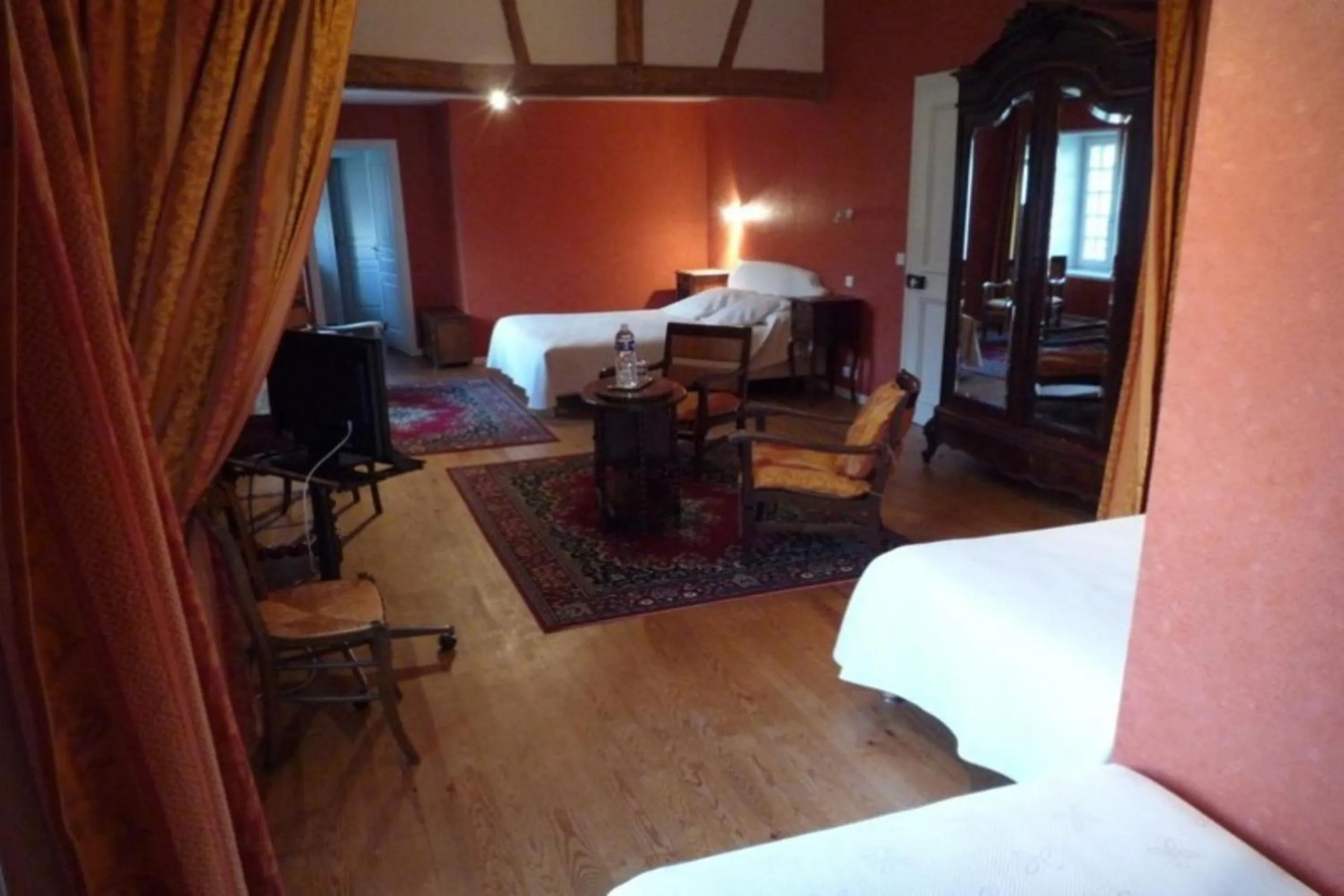 Photo of the whole room, Bed in Château de Behen