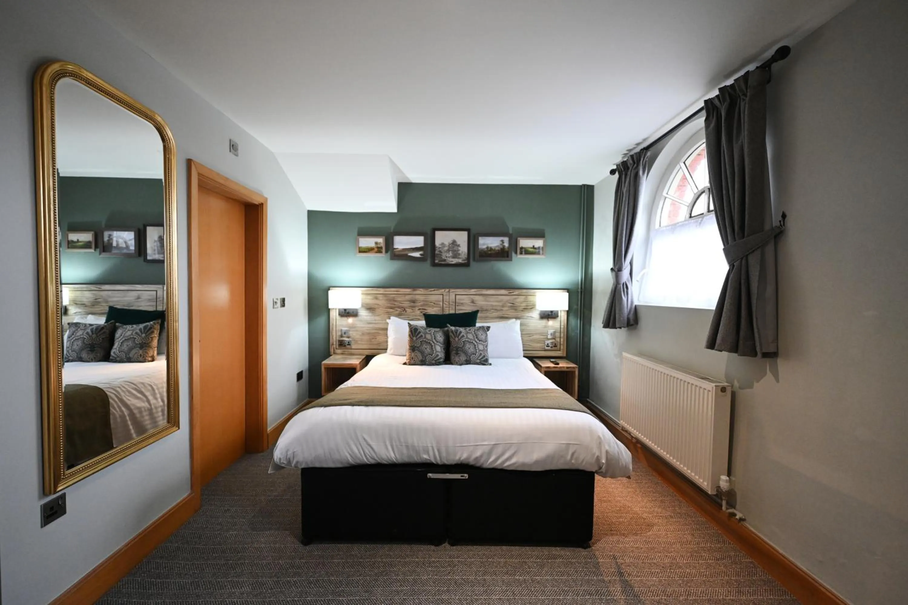 Bedroom, Bed in Crewe & Harpur, Derby by Marston's Inns