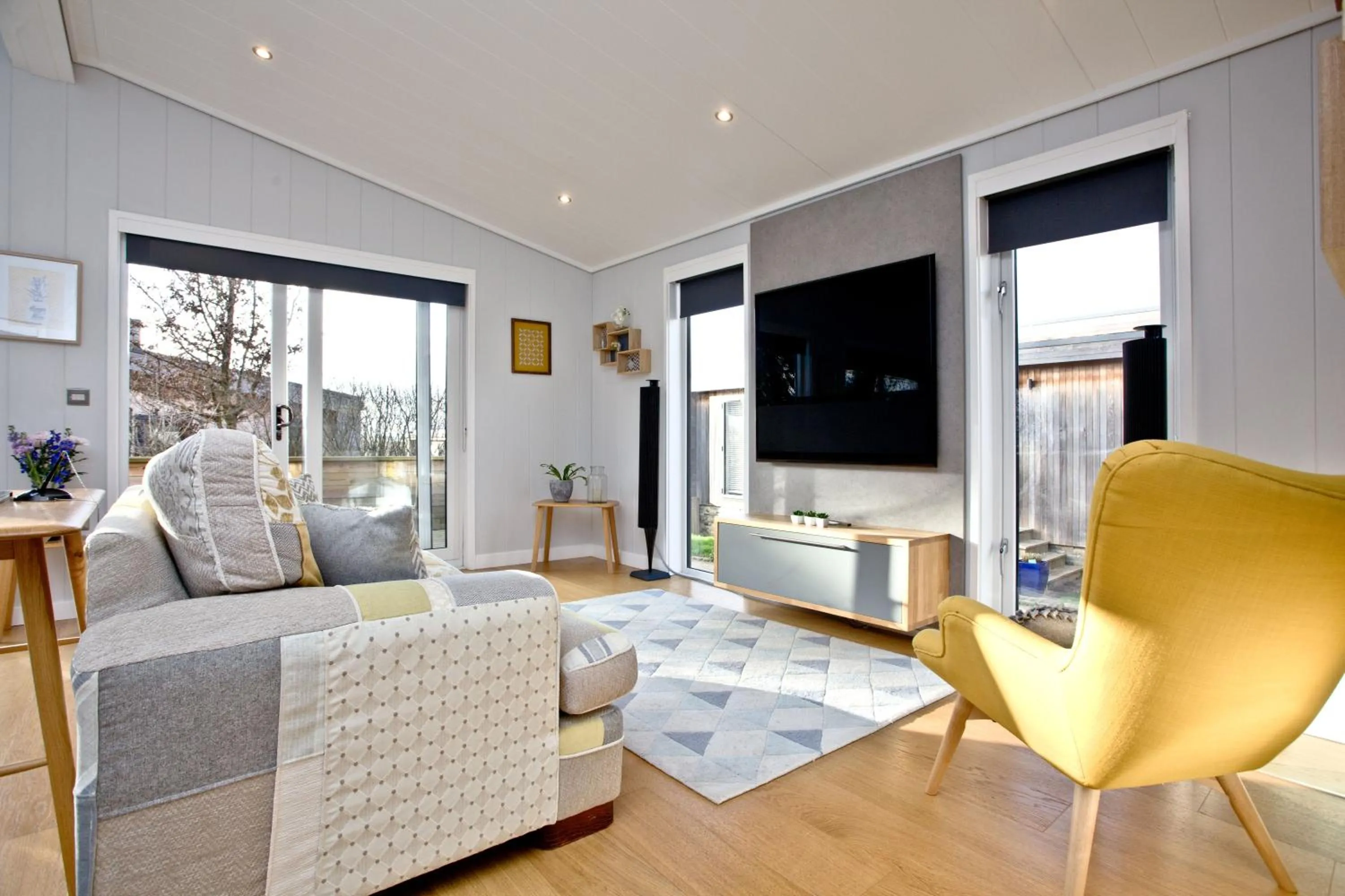 TV and multimedia in Nyland Lodge - Hot Tub - Fireplace - Free Parking & WiFi