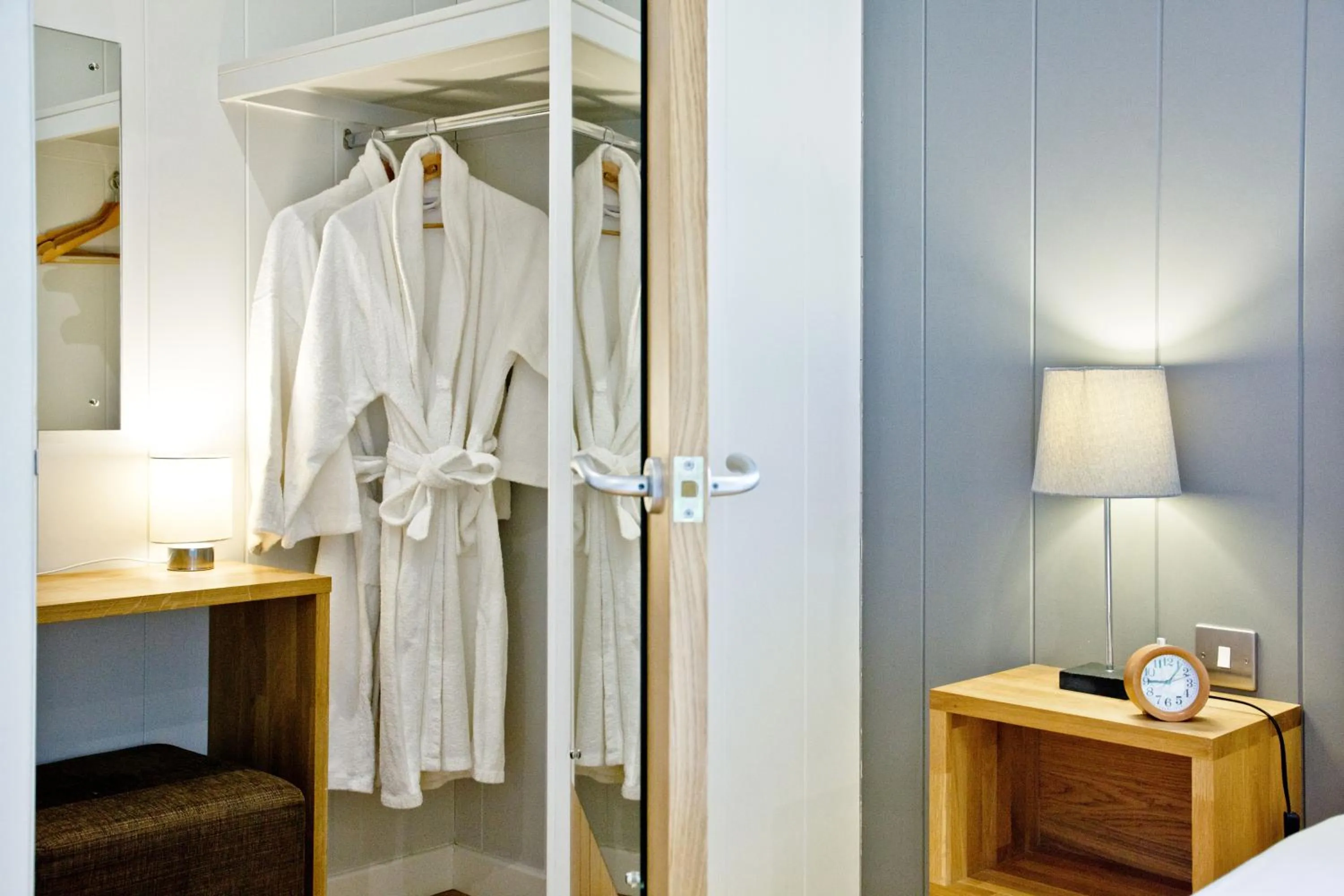 Bedroom, Bed in Nyland Lodge - Hot Tub - Fireplace - Free Parking & WiFi