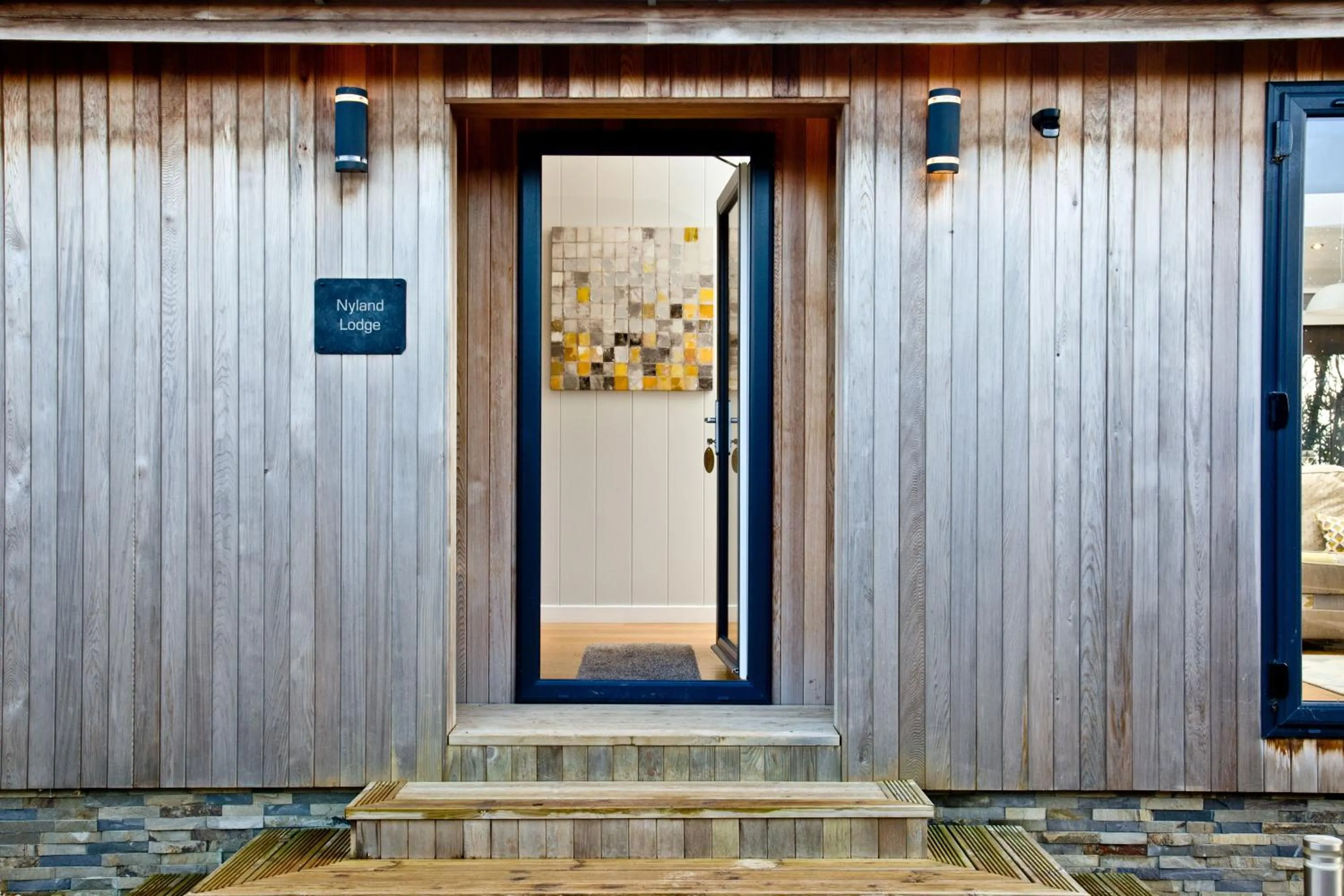 Facade/entrance in Nyland Lodge - Hot Tub - Fireplace - Free Parking & WiFi