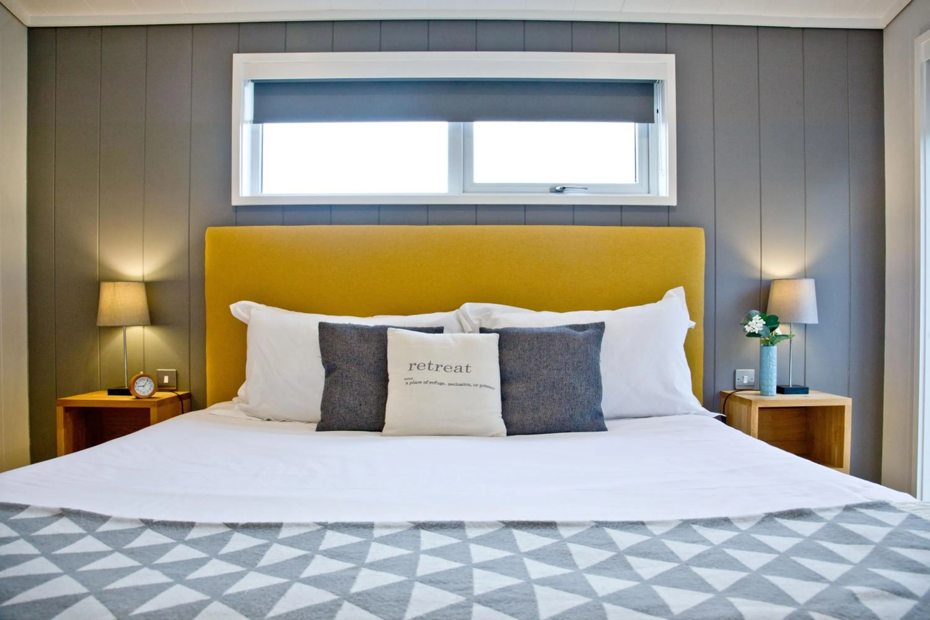 Bed in Nyland Lodge - Hot Tub - Fireplace - Free Parking & WiFi