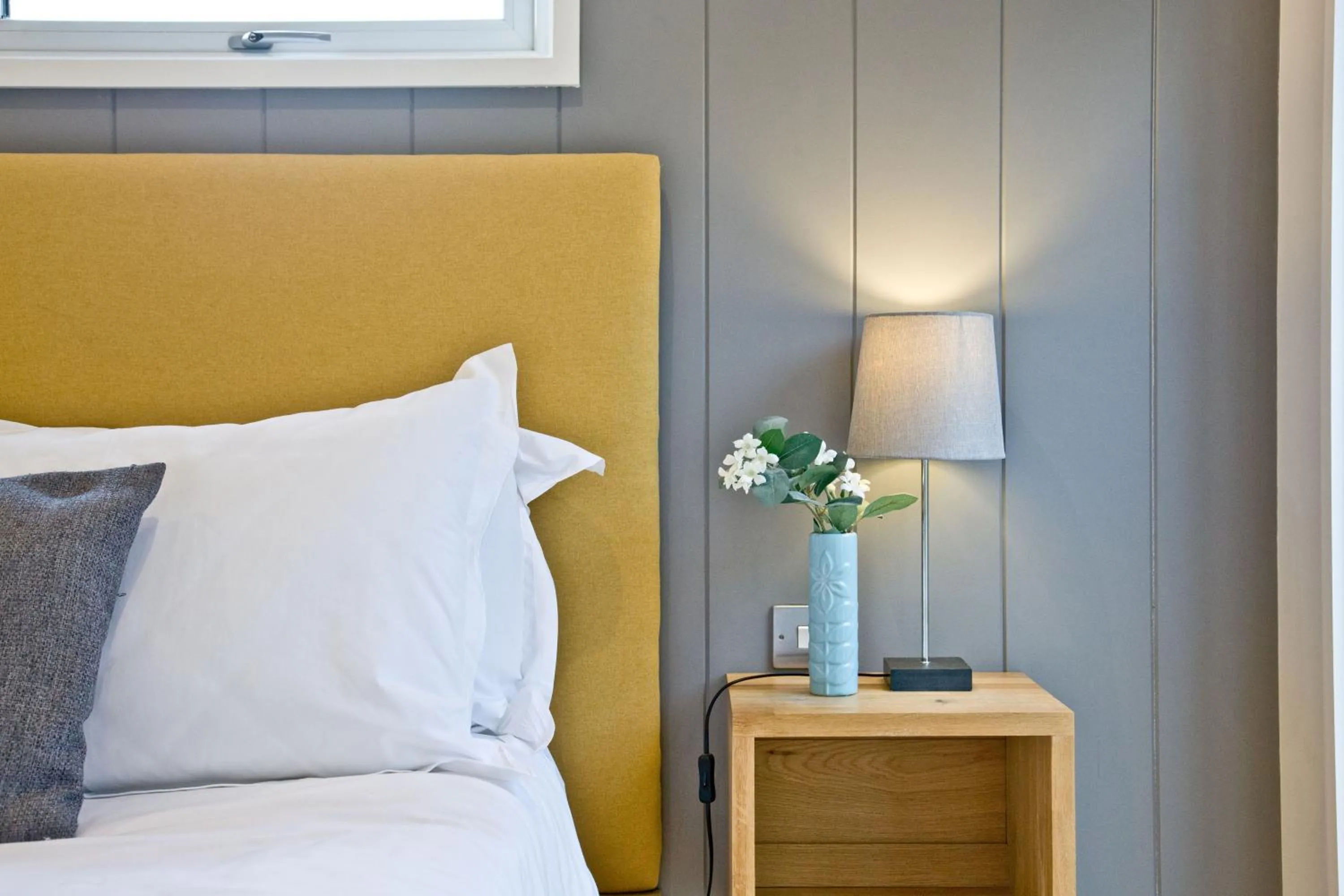 Bed in Nyland Lodge - Hot Tub - Fireplace - Free Parking & WiFi