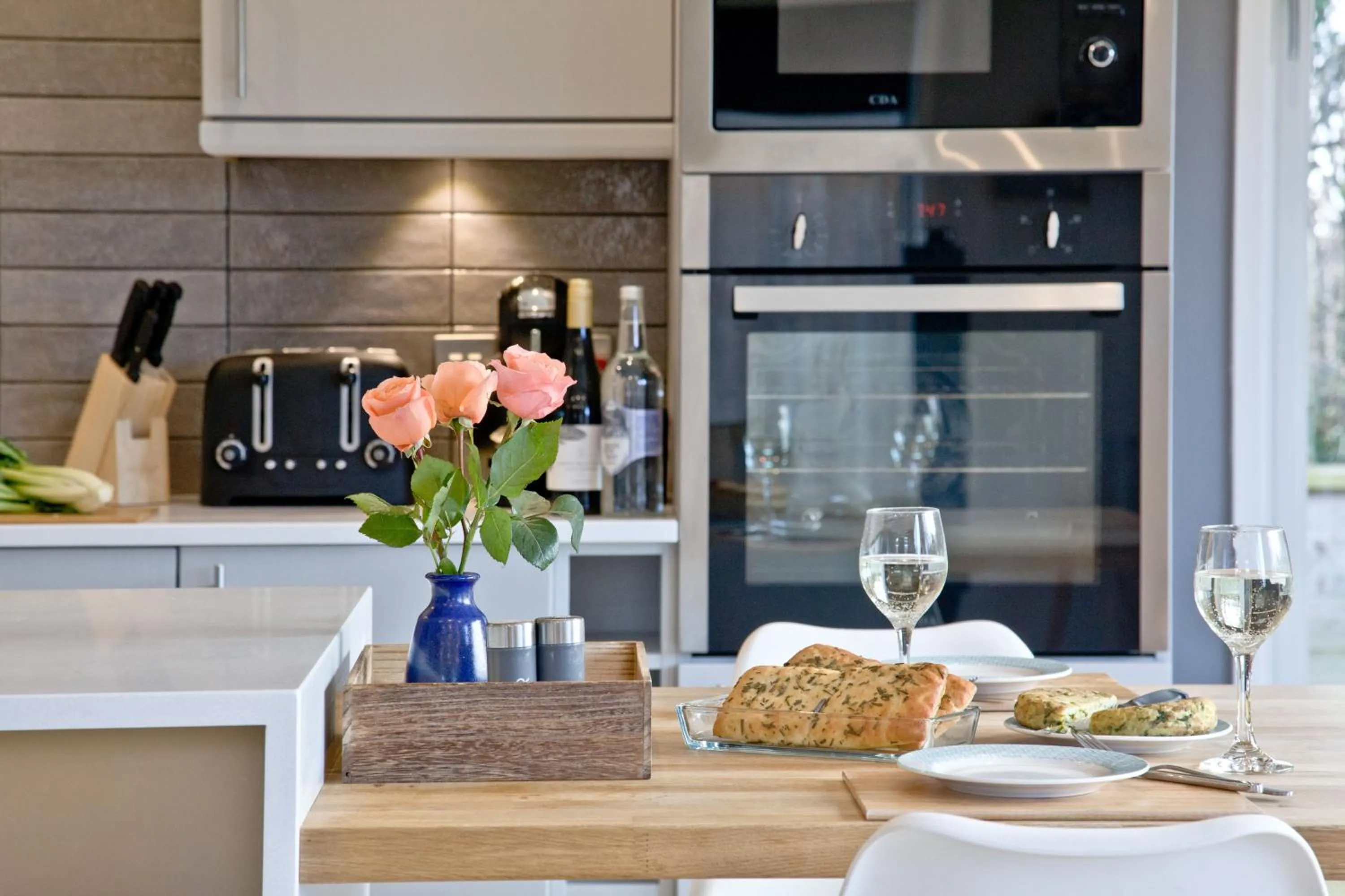 Kitchen or kitchenette in Nyland Lodge - Hot Tub - Fireplace - Free Parking & WiFi