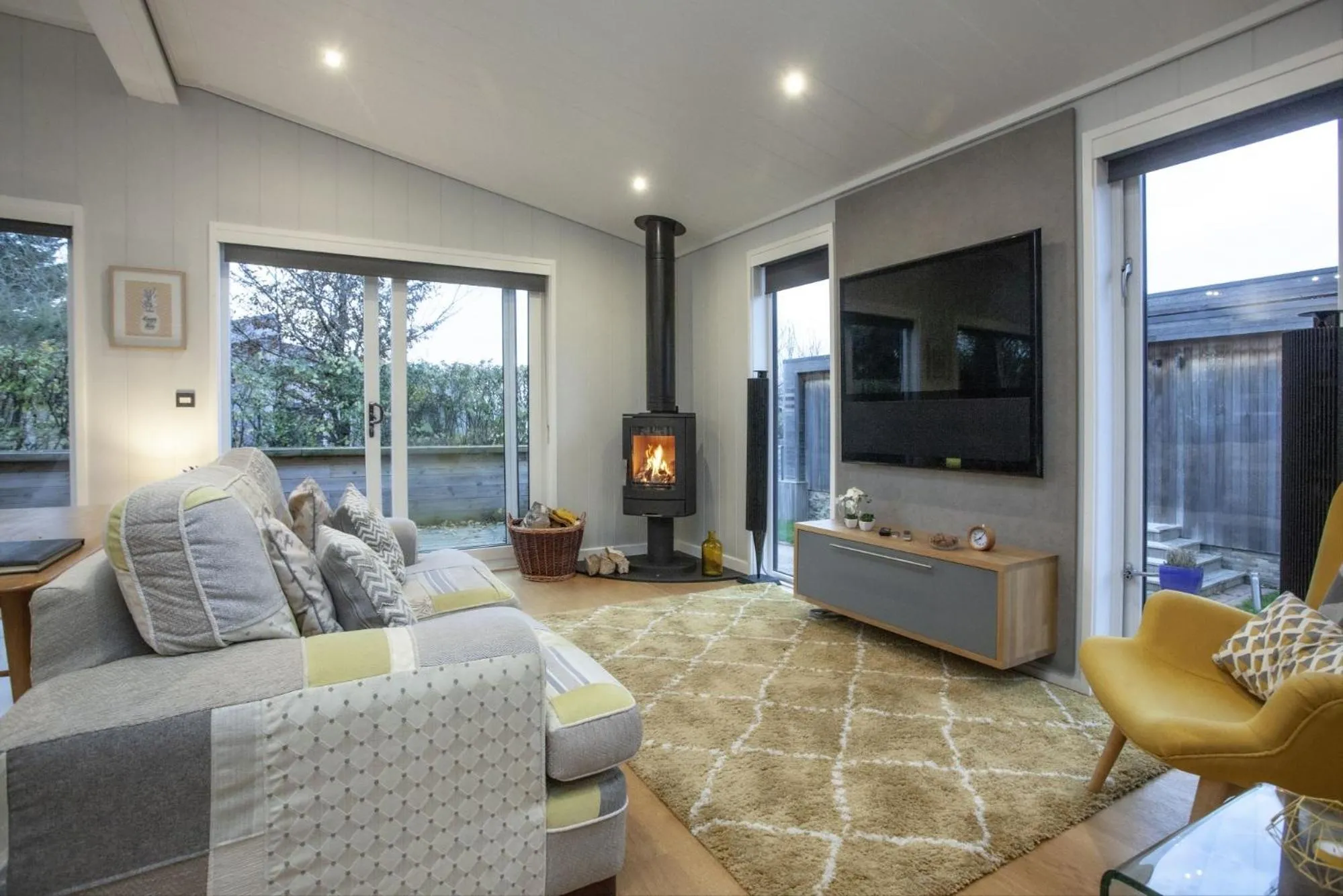 TV and multimedia in Nyland Lodge - Hot Tub - Fireplace - Free Parking & WiFi