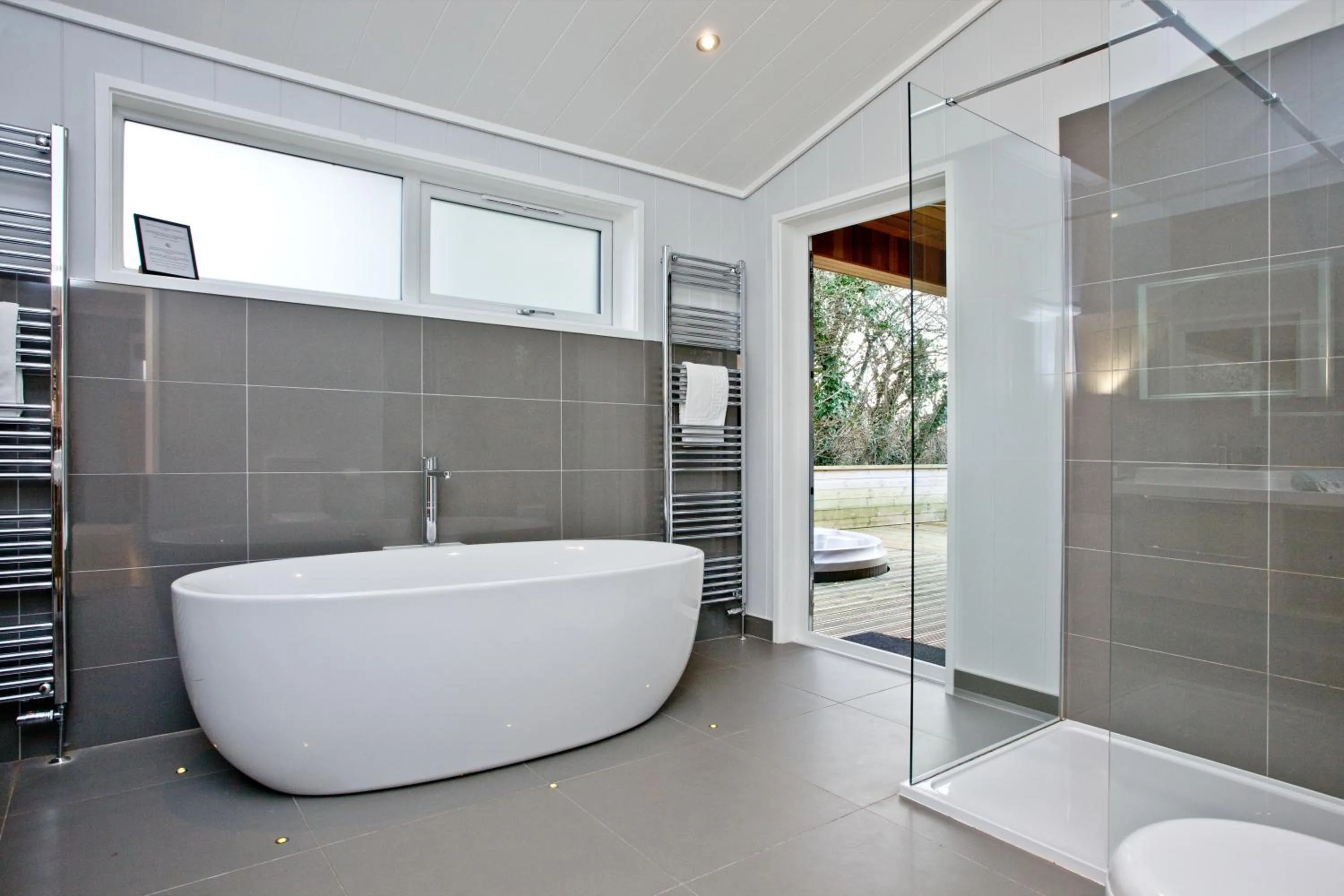 Shower in Nyland Lodge - Hot Tub - Fireplace - Free Parking & WiFi
