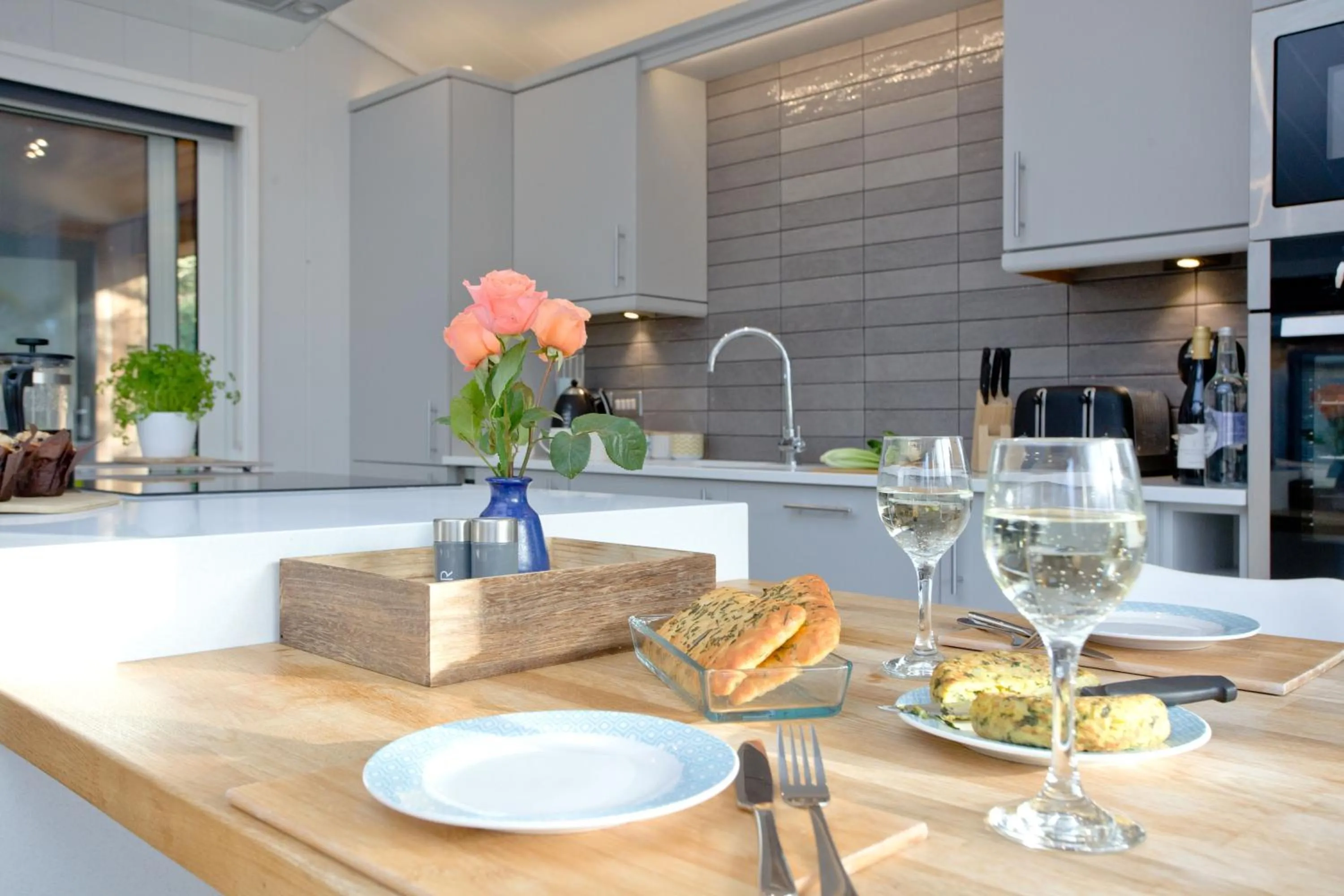 Kitchen or kitchenette in Nyland Lodge - Hot Tub - Fireplace - Free Parking & WiFi