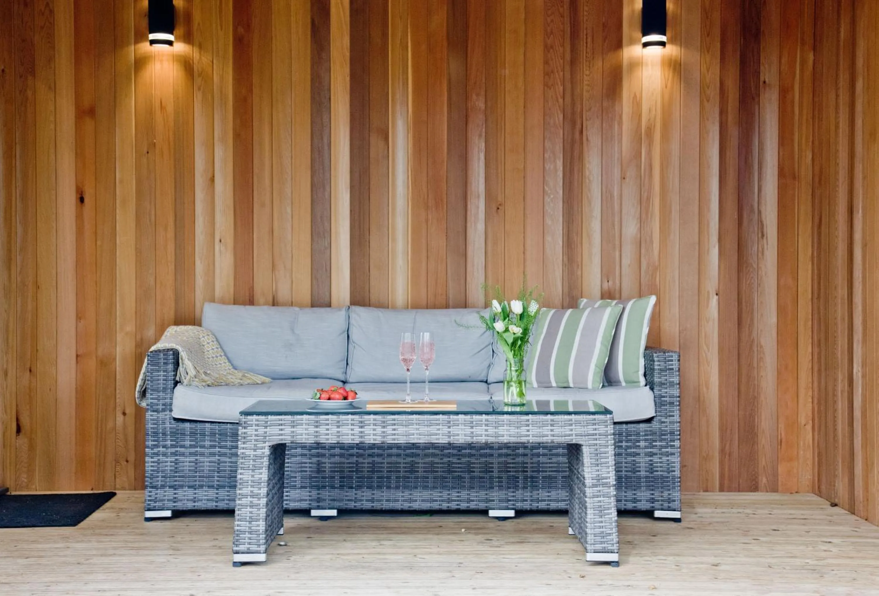 Patio in Nyland Lodge - Hot Tub - Fireplace - Free Parking & WiFi