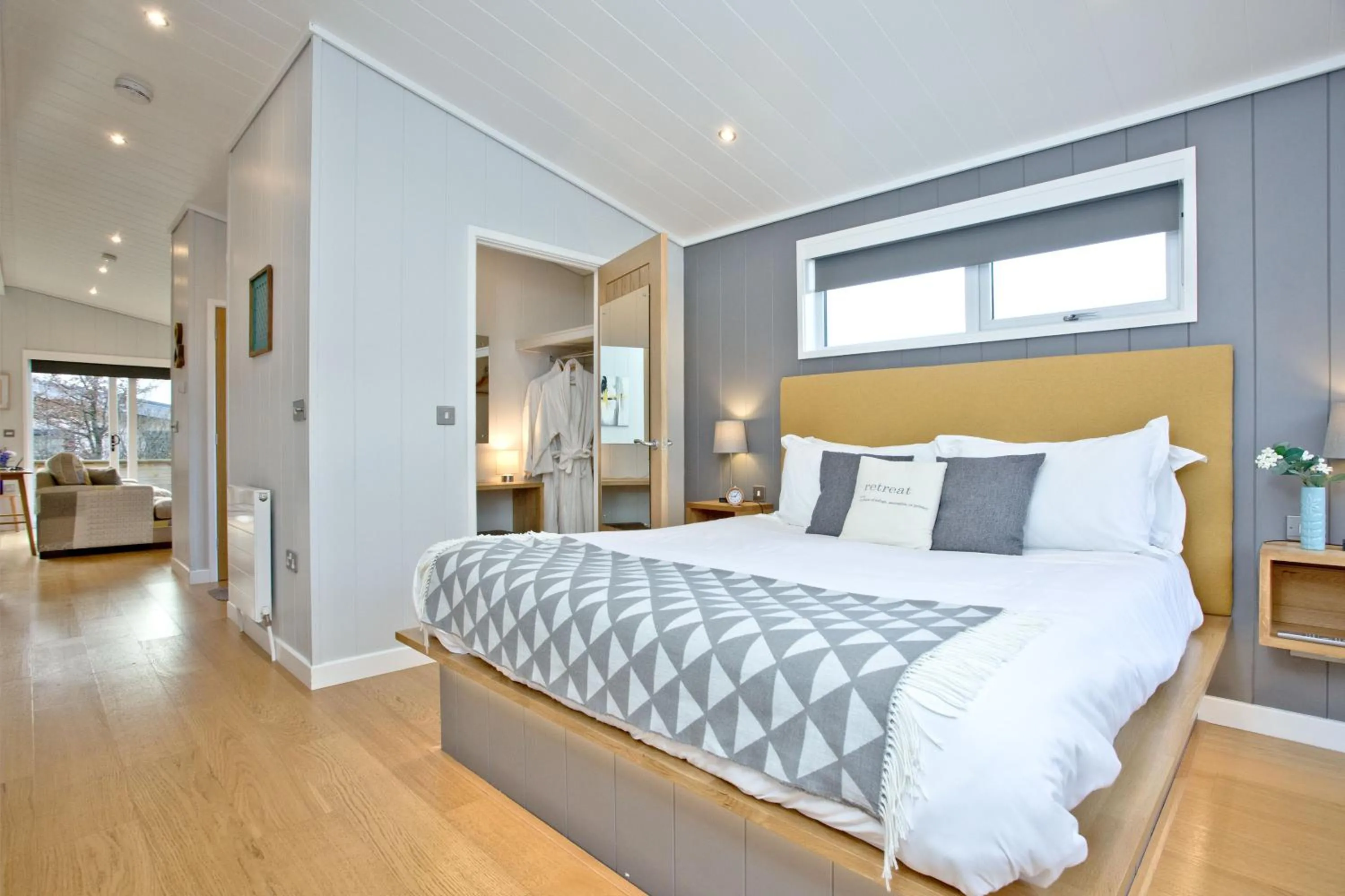Bed in Nyland Lodge - Hot Tub - Fireplace - Free Parking & WiFi