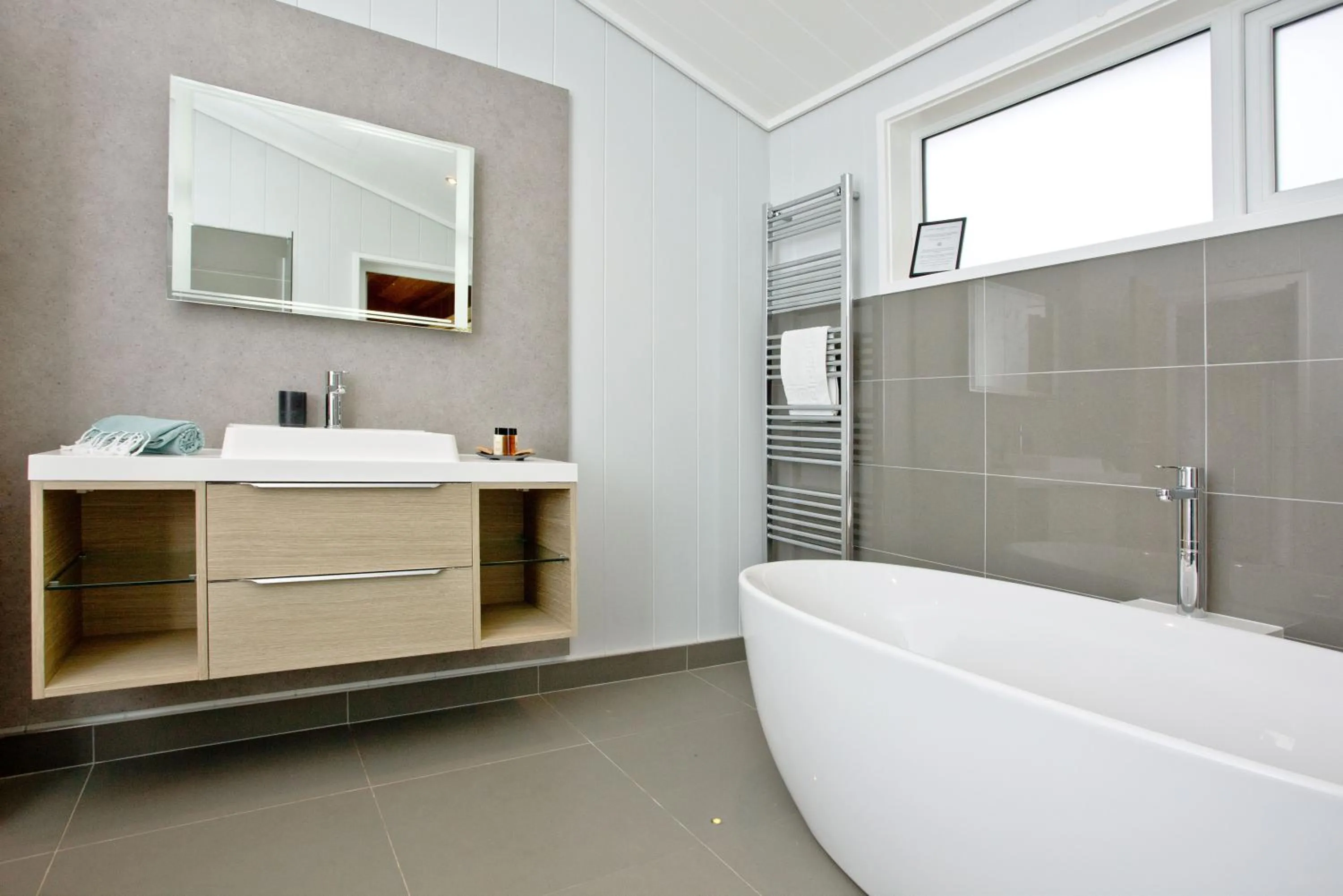 Bathroom in Nyland Lodge - Hot Tub - Fireplace - Free Parking & WiFi