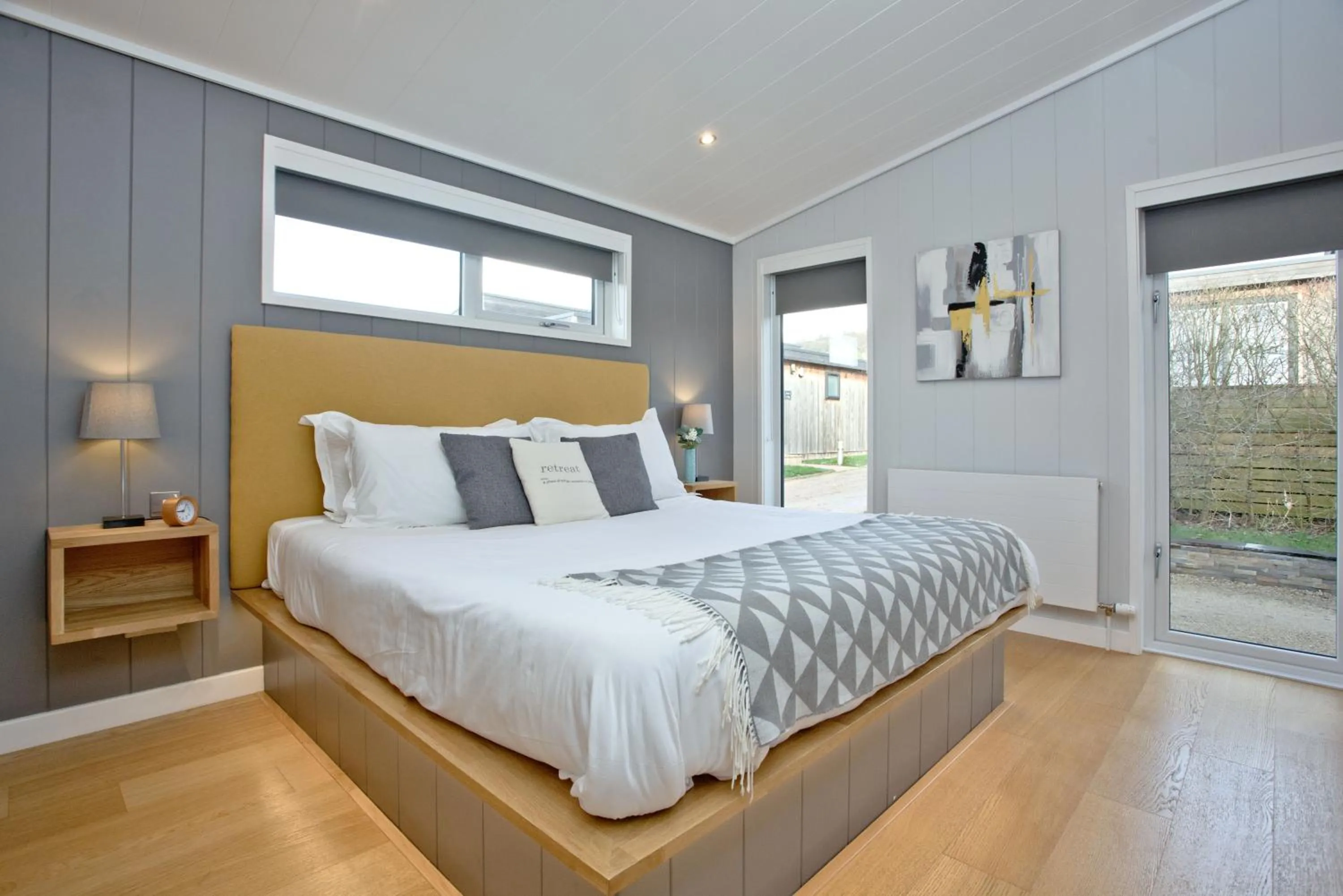 Bed in Nyland Lodge - Hot Tub - Fireplace - Free Parking & WiFi