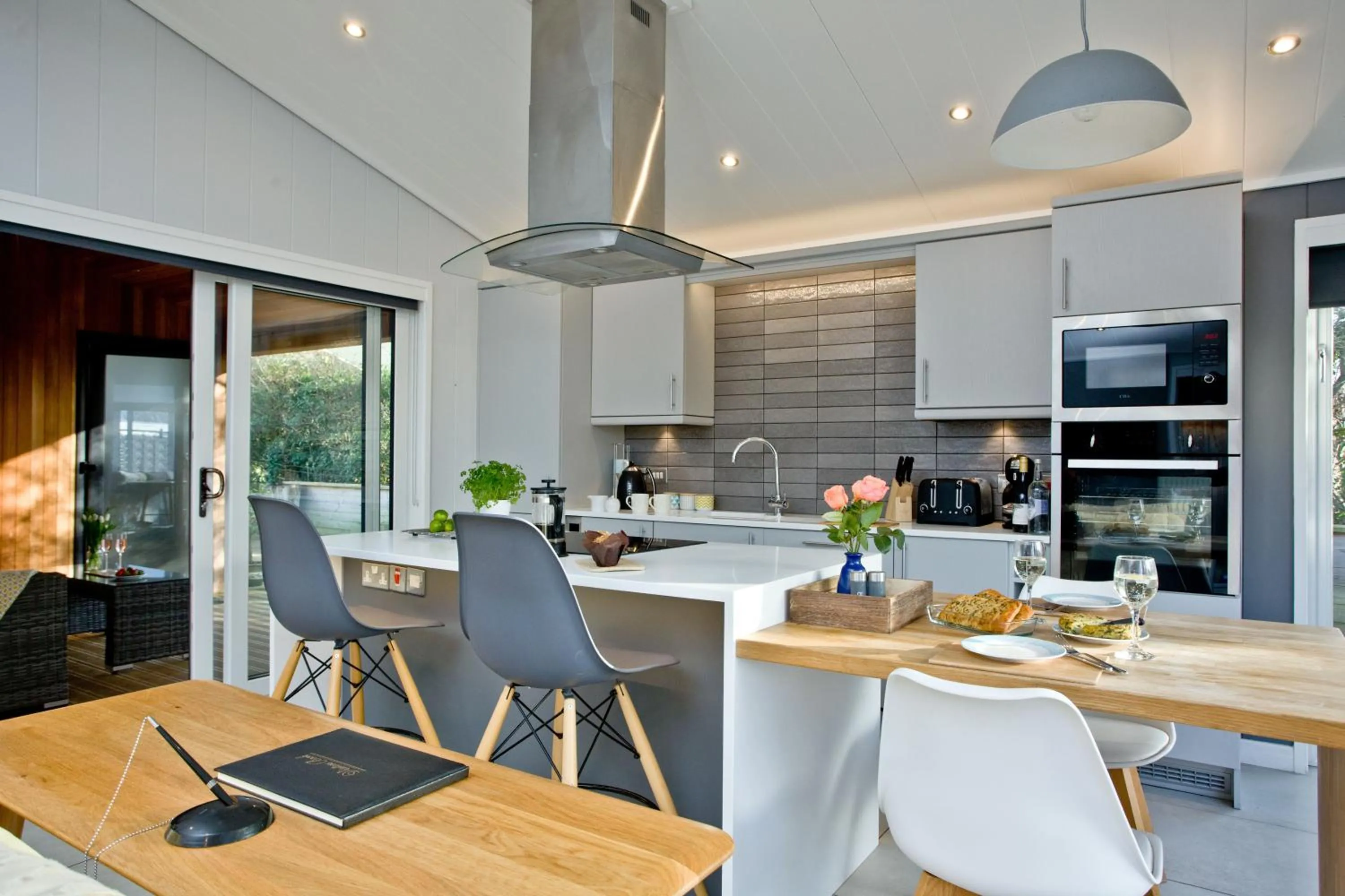 Kitchen or kitchenette in Nyland Lodge - Hot Tub - Fireplace - Free Parking & WiFi
