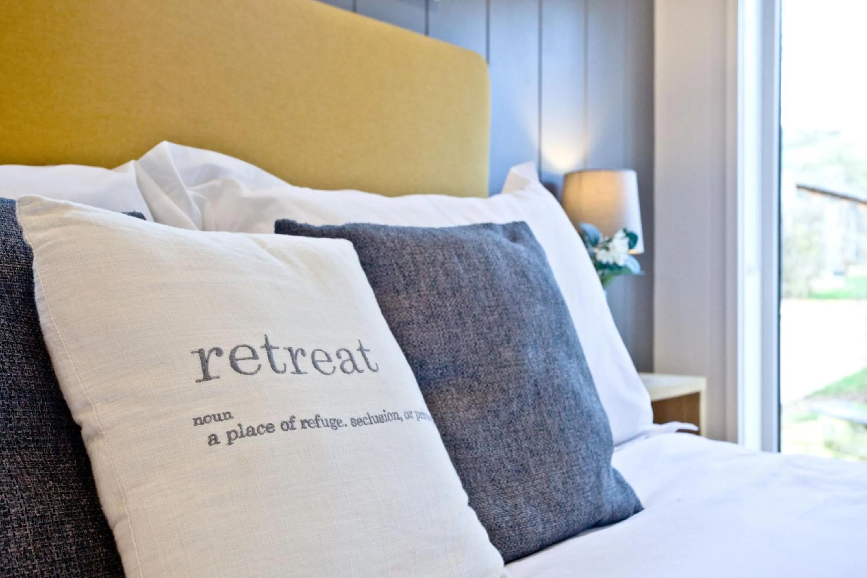 Bed in Nyland Lodge - Hot Tub - Fireplace - Free Parking & WiFi
