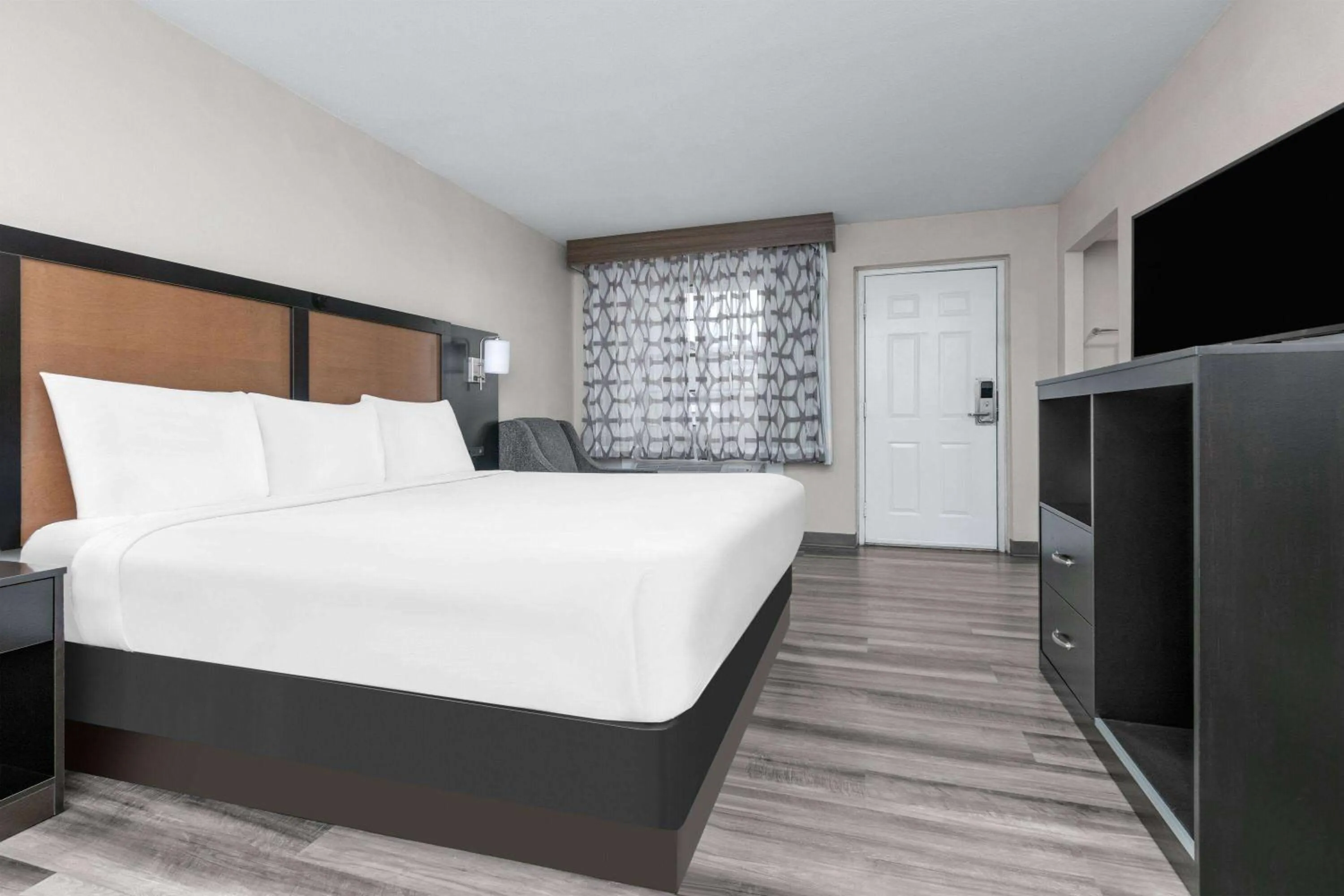 Photo of the whole room, Bed in Baymont by Wyndham Austin University Area