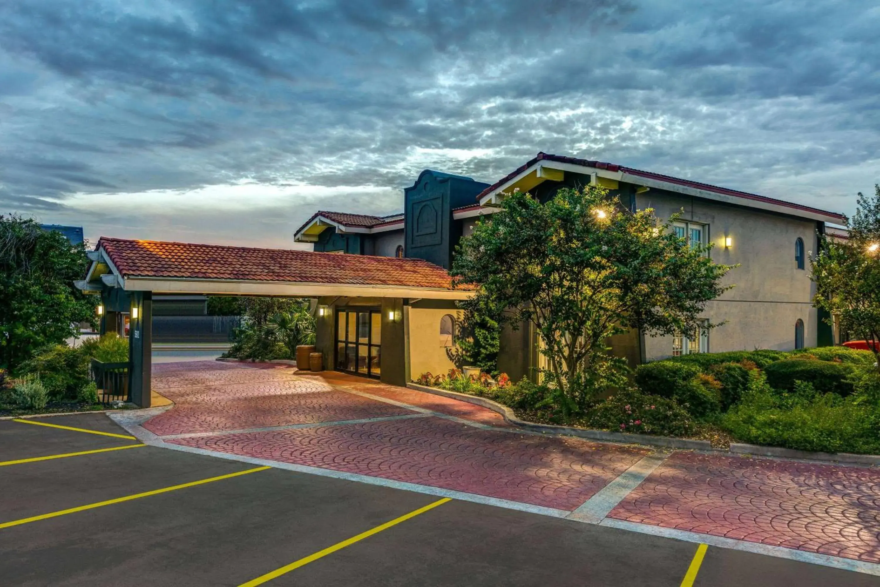 Property building in Baymont by Wyndham Austin University Area Property building in Baymont by Wyndham Austin University Area