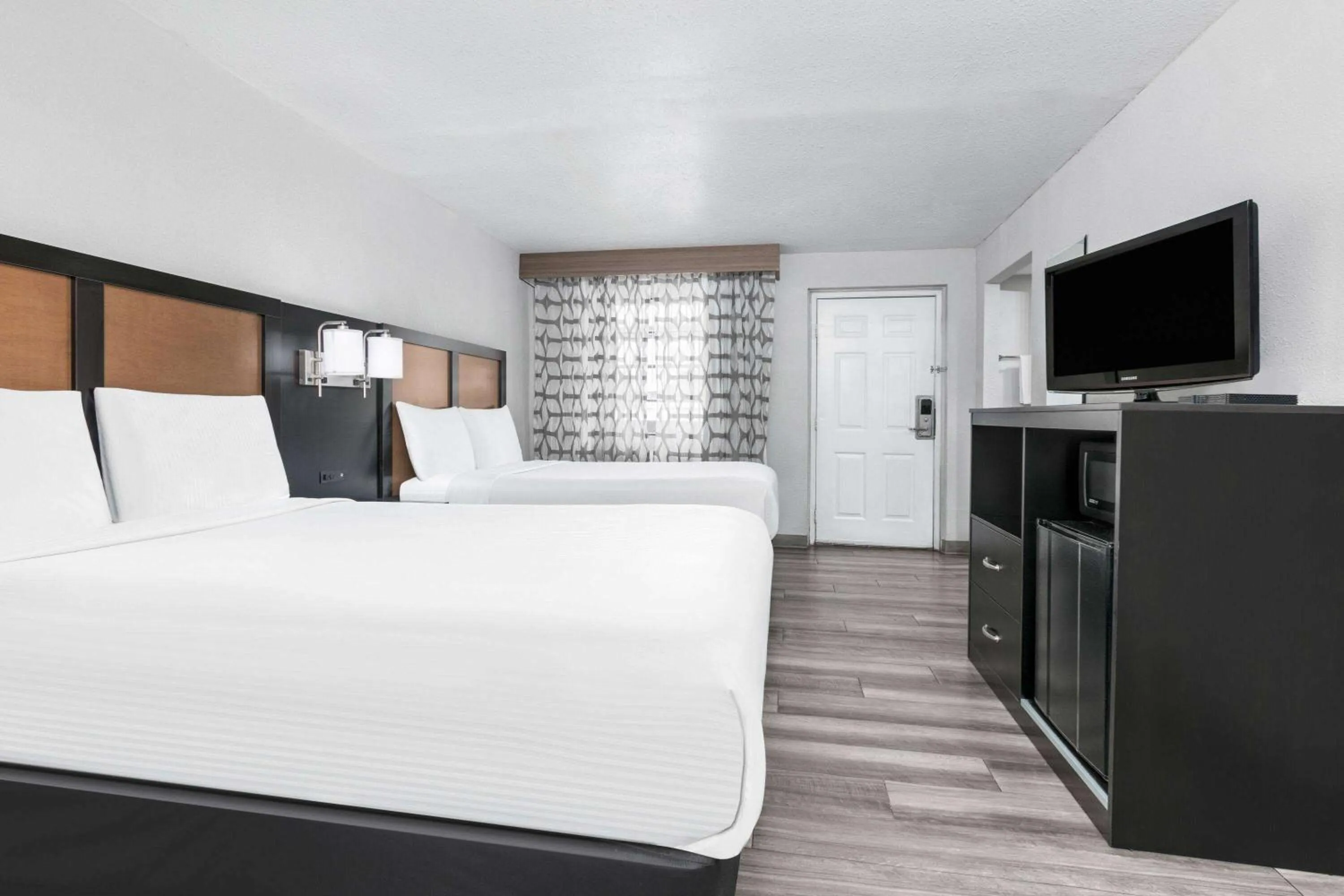 Photo of the whole room, Bed in Baymont by Wyndham Austin University Area