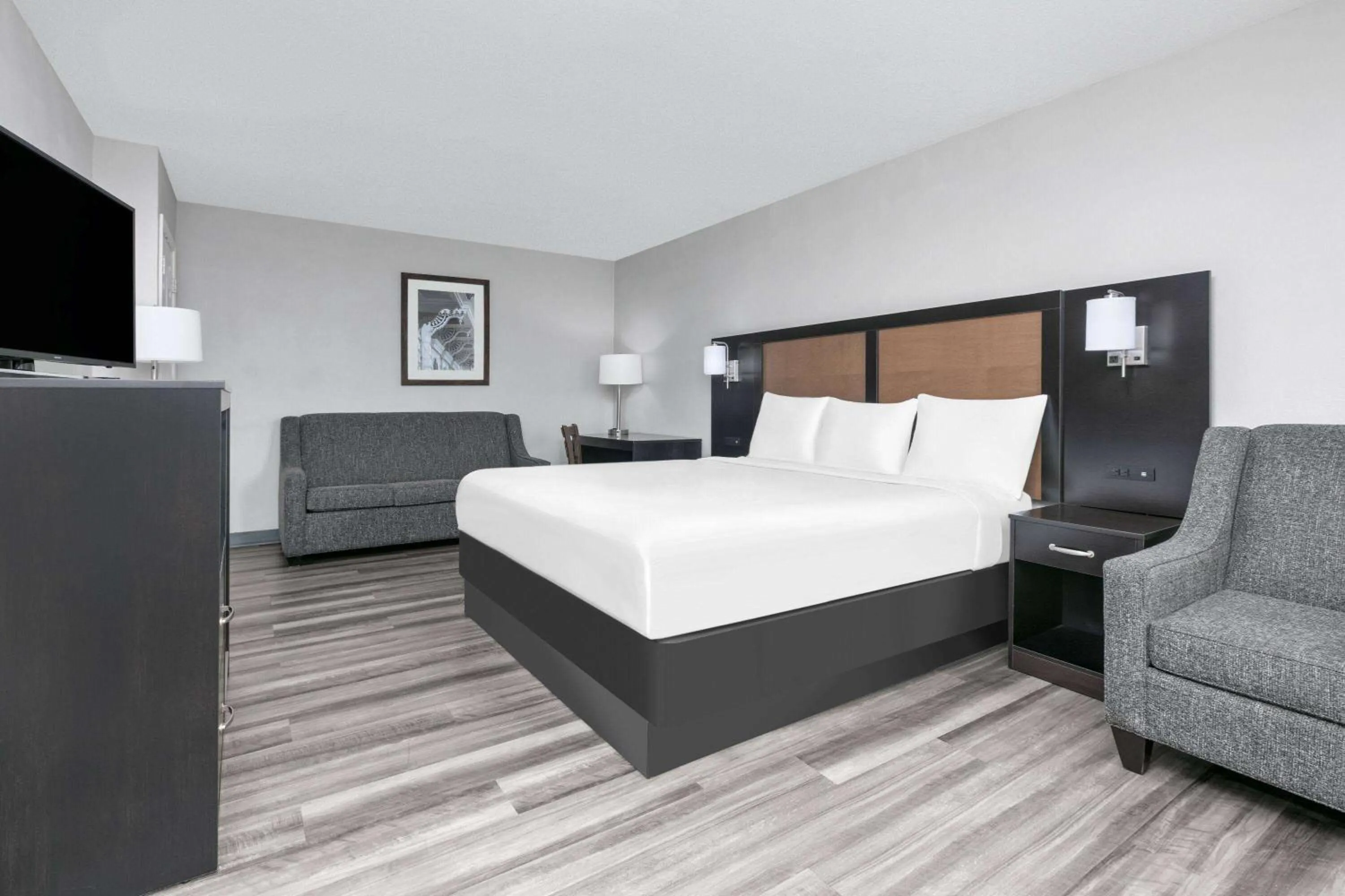 Photo of the whole room, Bed in Baymont by Wyndham Austin University Area