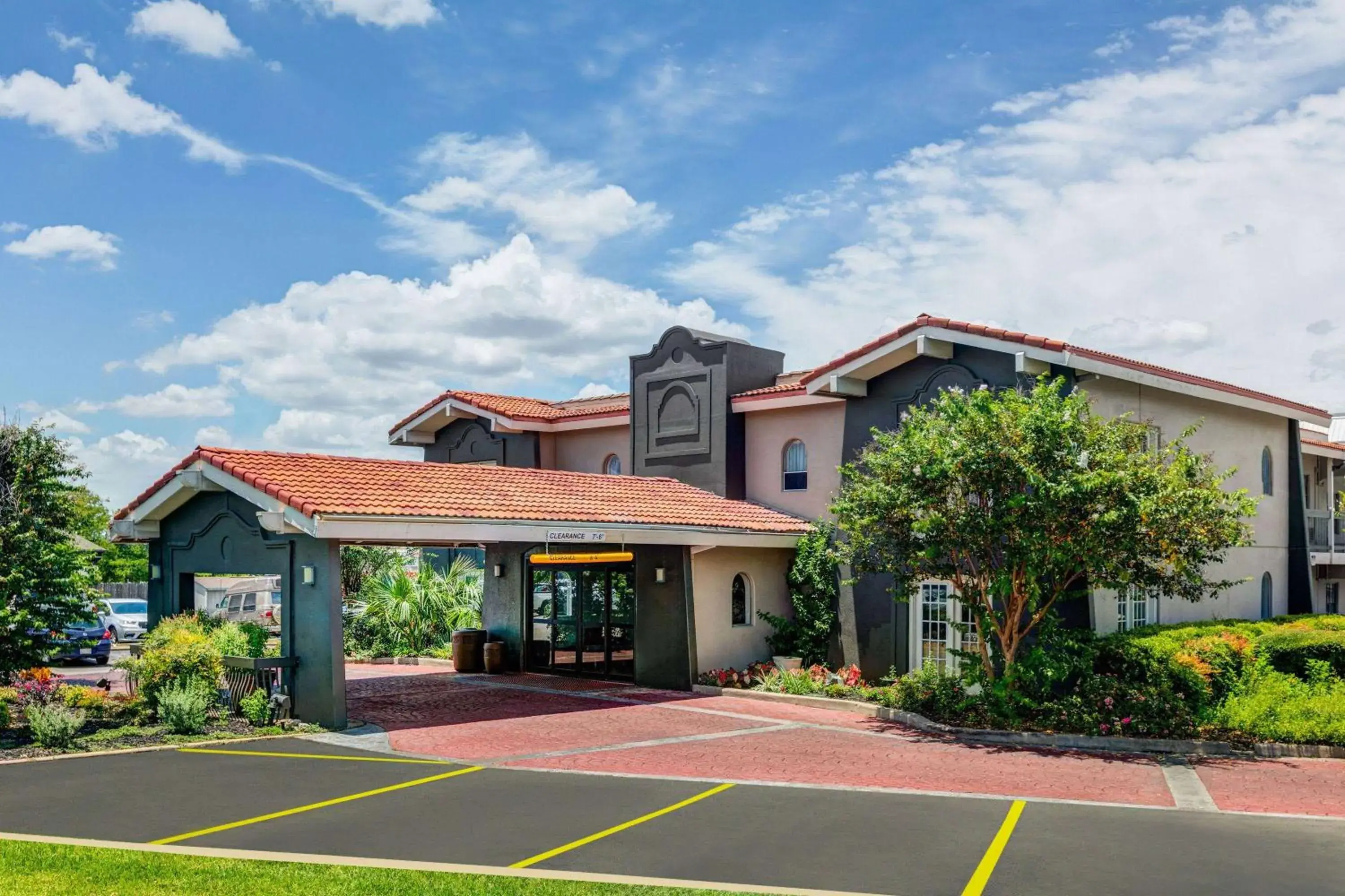 Property building in Baymont by Wyndham Austin University Area Property building in Baymont by Wyndham Austin University Area