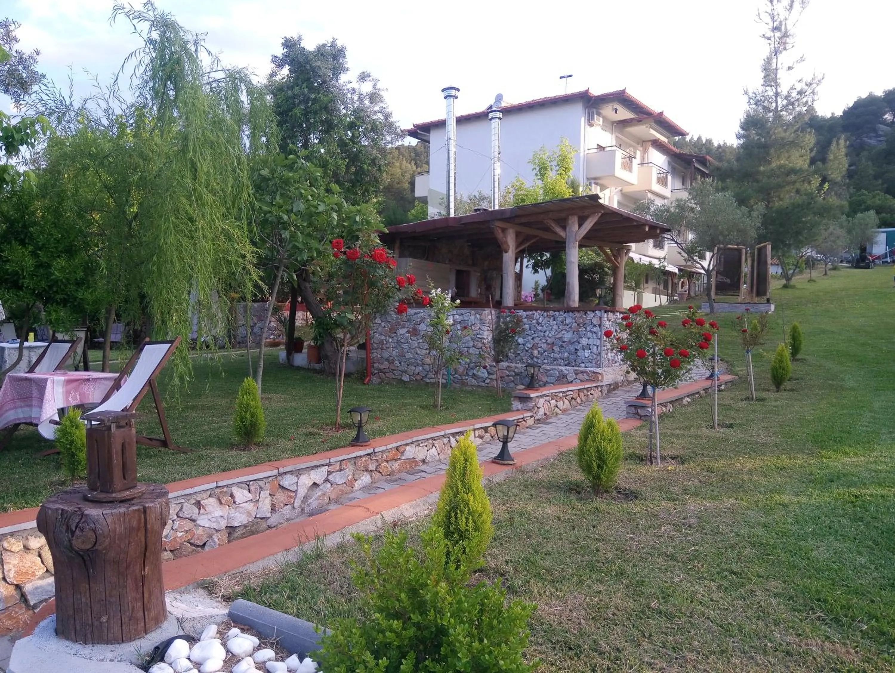 Nikos Apartments