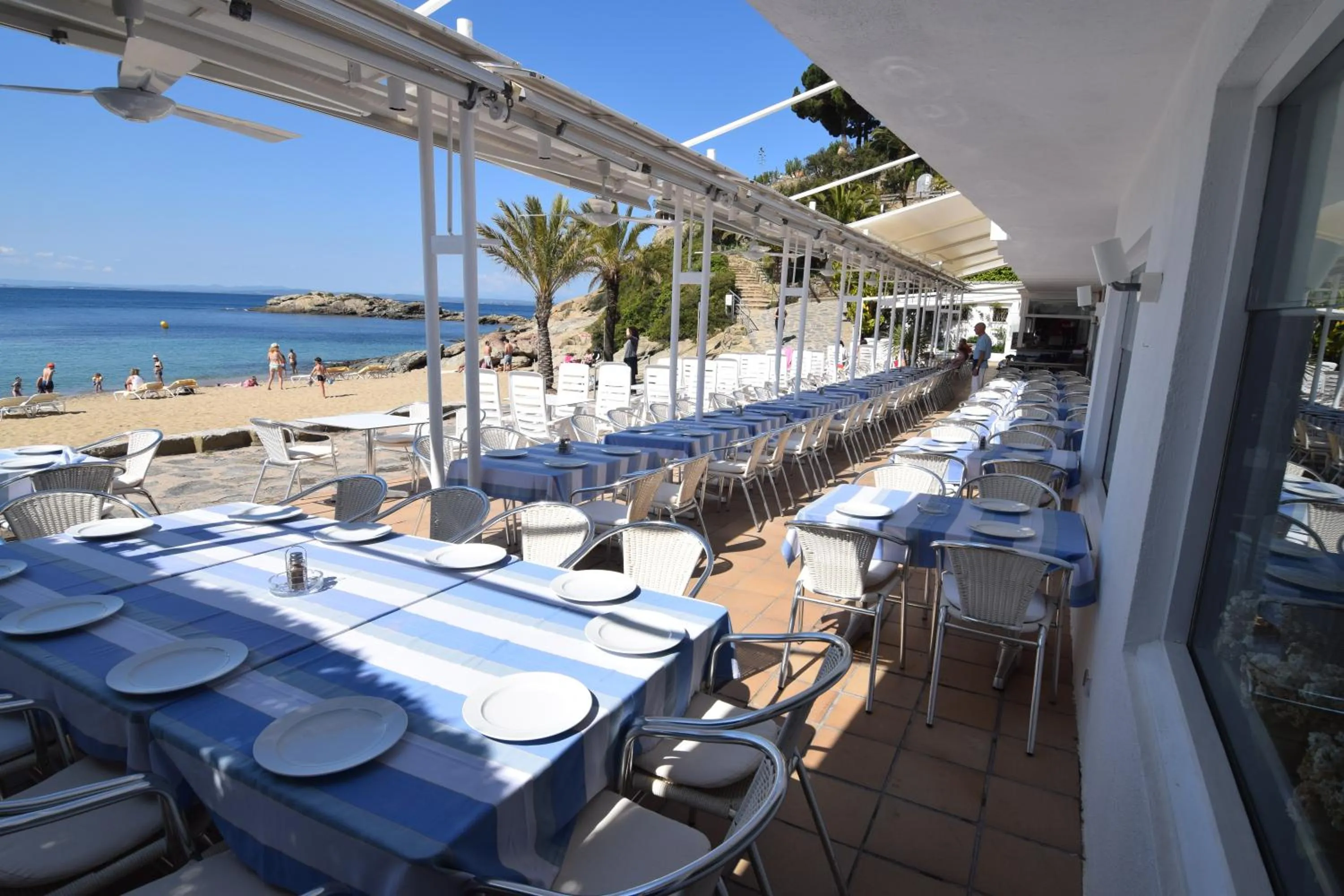 Restaurant/places to eat in Santa Llucia Apartaments