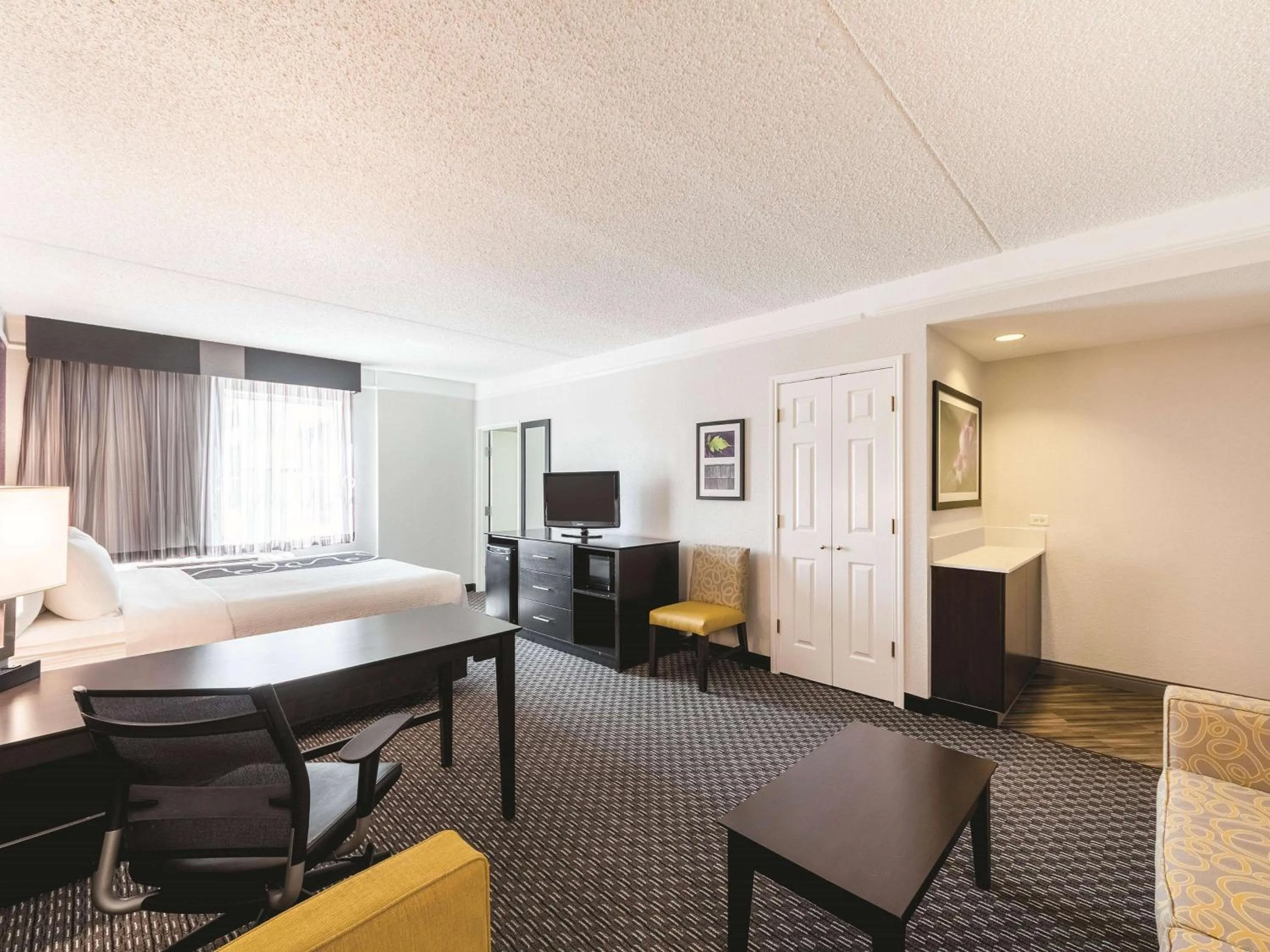 Photo of the whole room, Bed in La Quinta Inn & Suites by Wyndham San Antonio Downtown