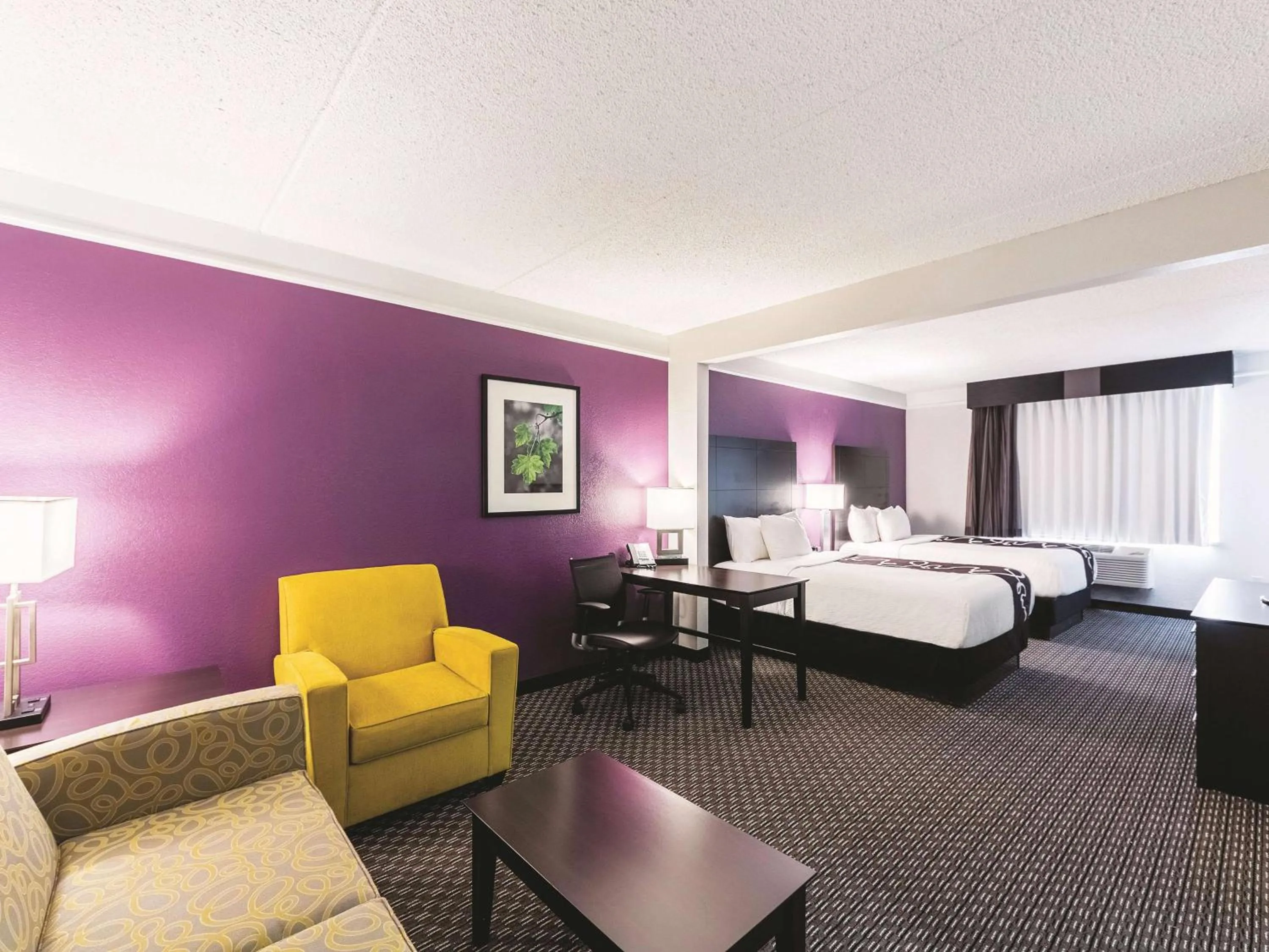 Photo of the whole room, Bed in La Quinta Inn & Suites by Wyndham San Antonio Downtown