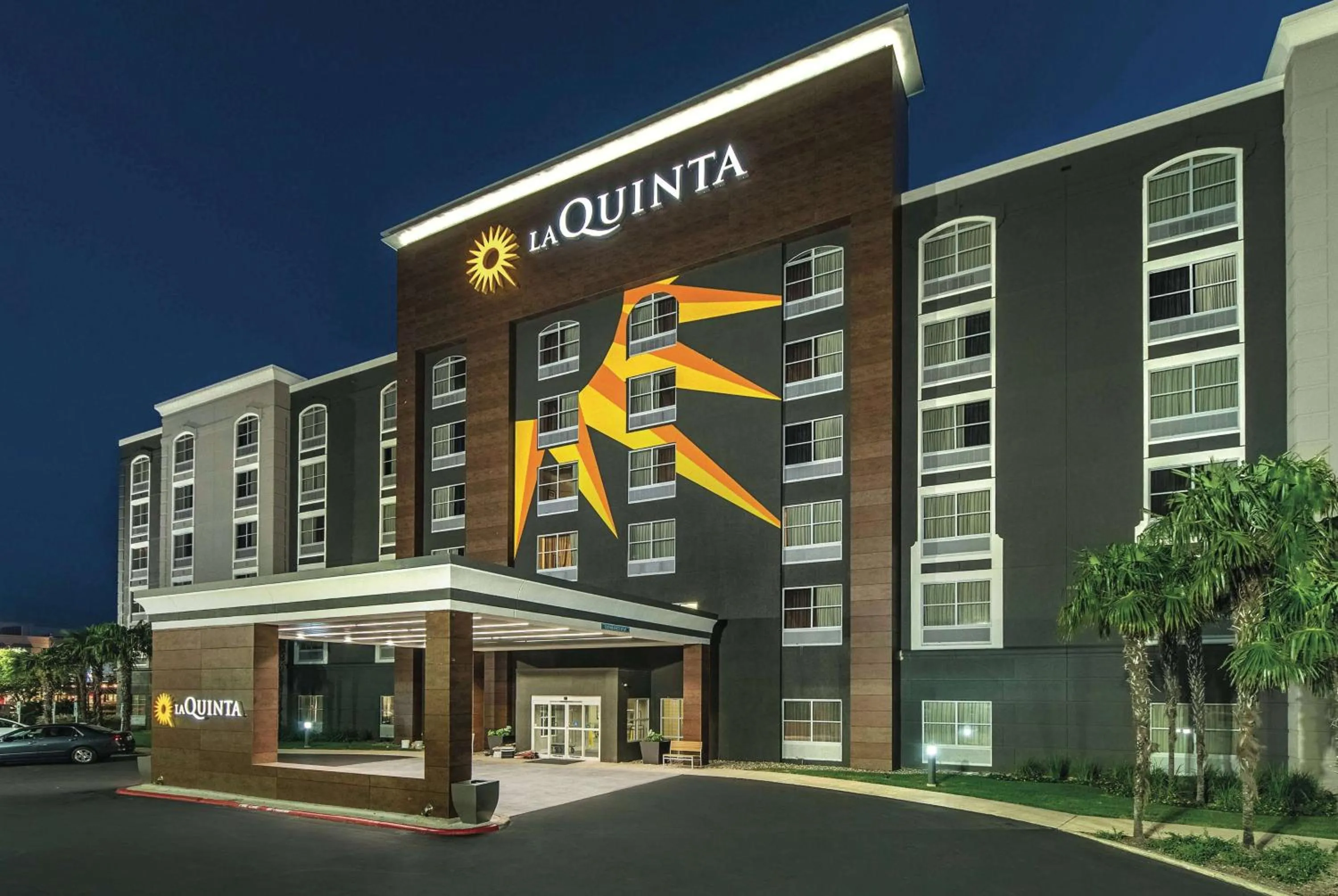 Property building in La Quinta Inn & Suites by Wyndham San Antonio Downtown