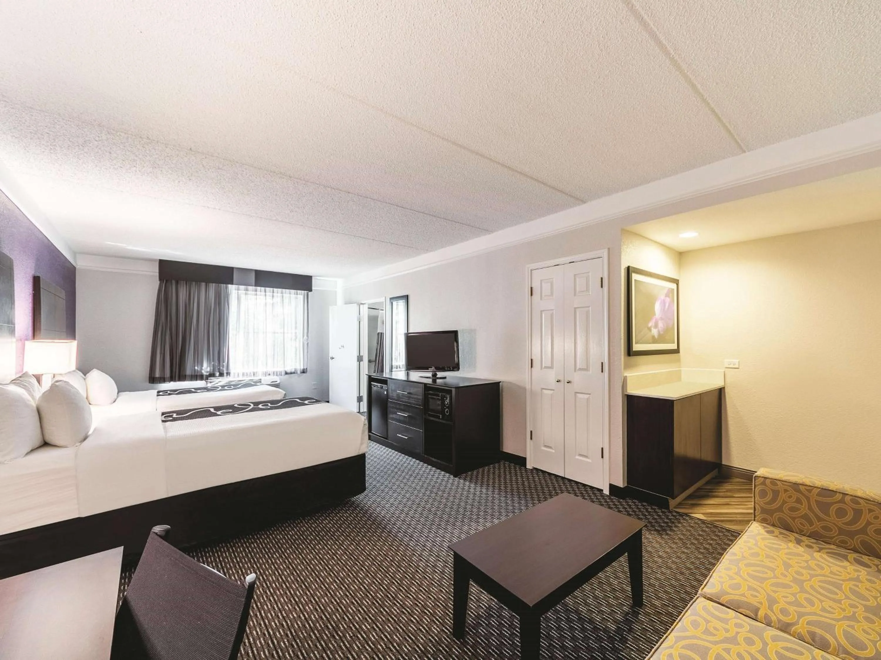 Photo of the whole room, Bed in La Quinta Inn & Suites by Wyndham San Antonio Downtown