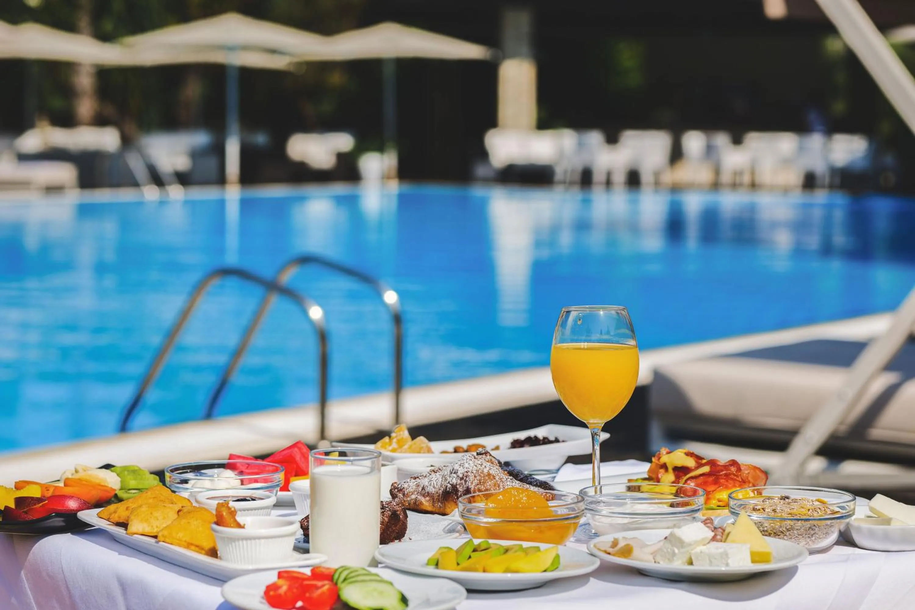 Food and drinks in Rapo's Resort Hotel