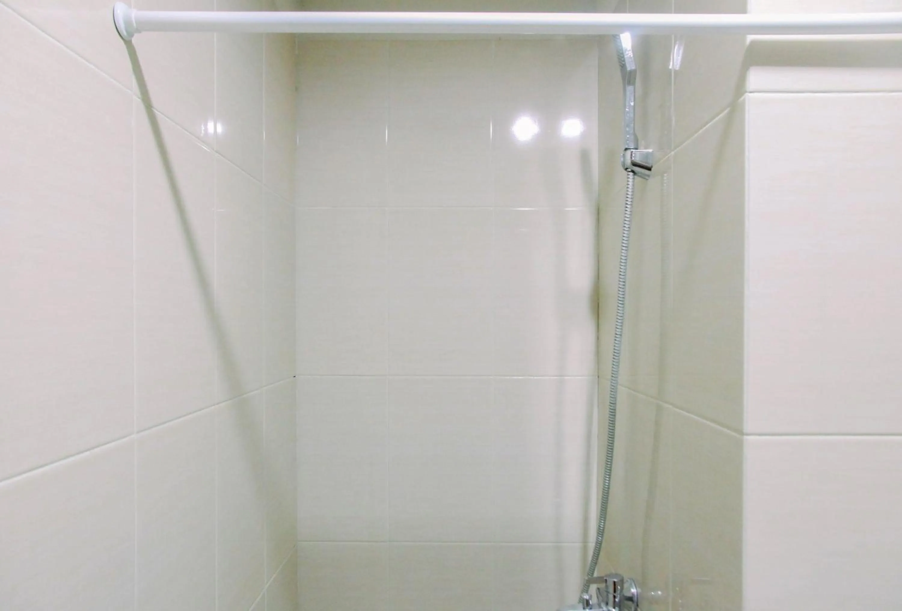 Bathroom in Best Price 1BR Apartment at The Oasis Cikarang By Travelio