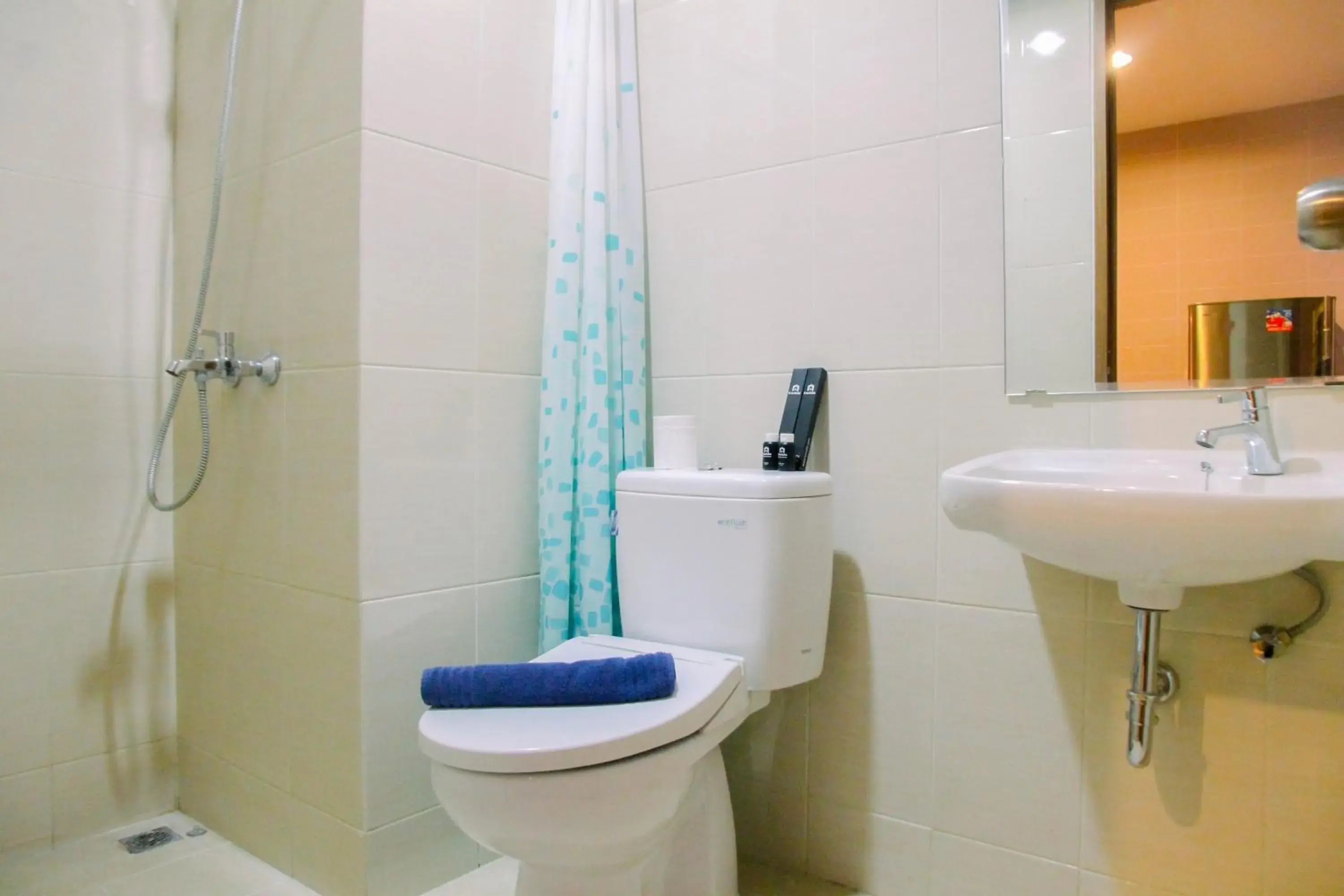 Bathroom in Best Price 1BR Apartment at The Oasis Cikarang By Travelio Bathroom in Best Price 1BR Apartment at The Oasis Cikarang By Travelio