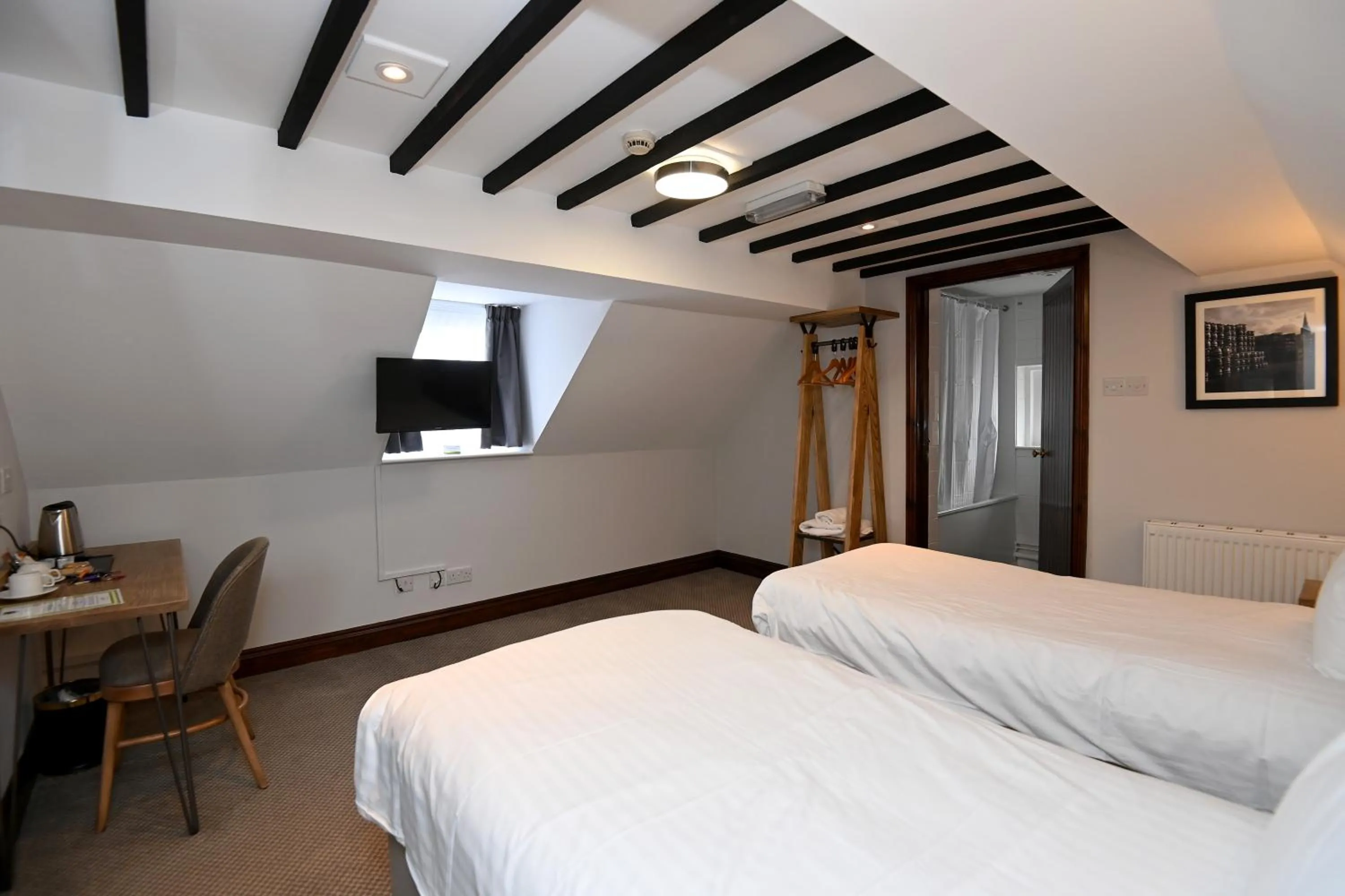Bedroom, Bed in Swan, Thatcham by Marston's Inns