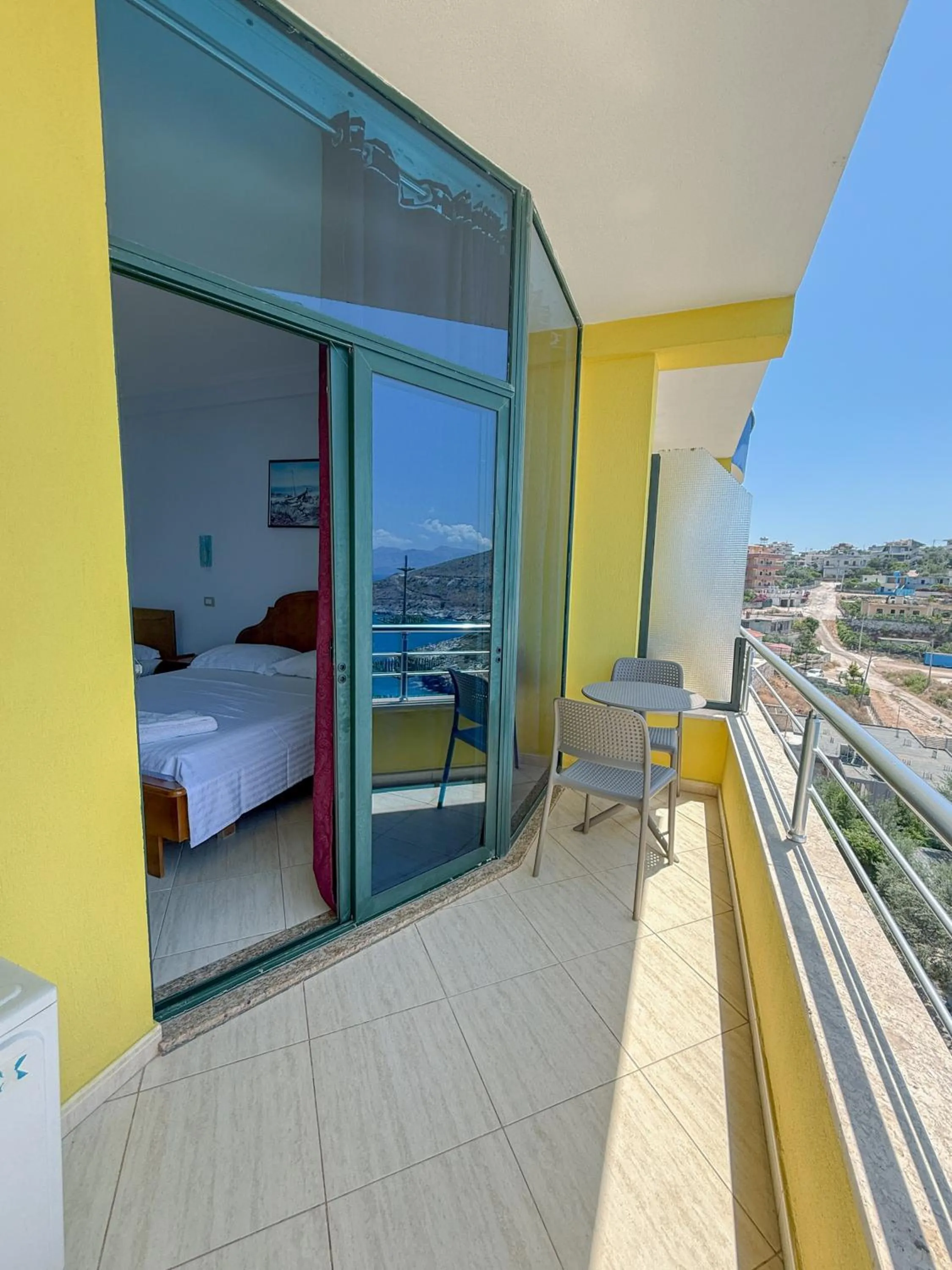 Balcony/Terrace, Bed in Hotel Bahamas