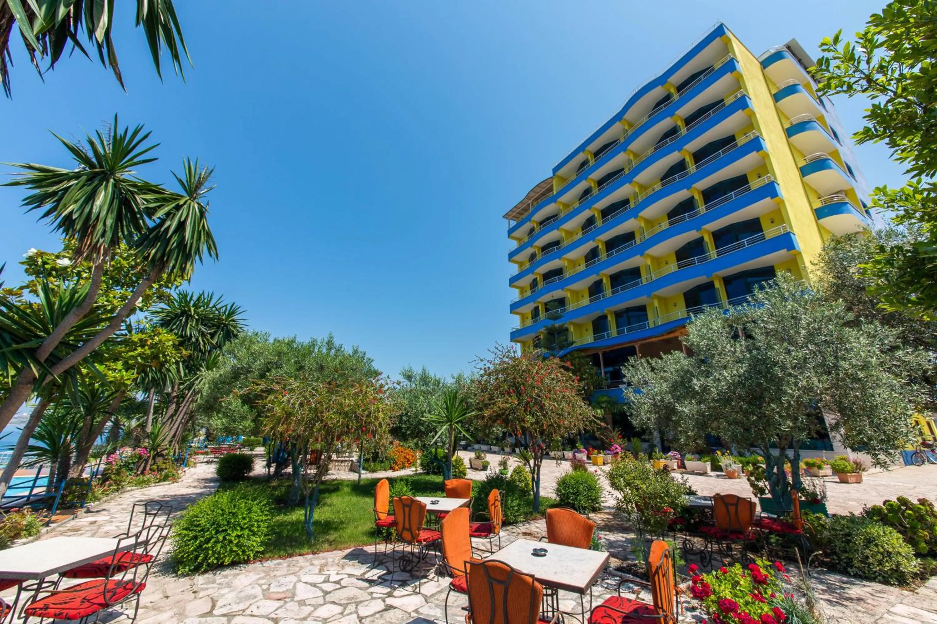 Facade/entrance in Hotel Bahamas