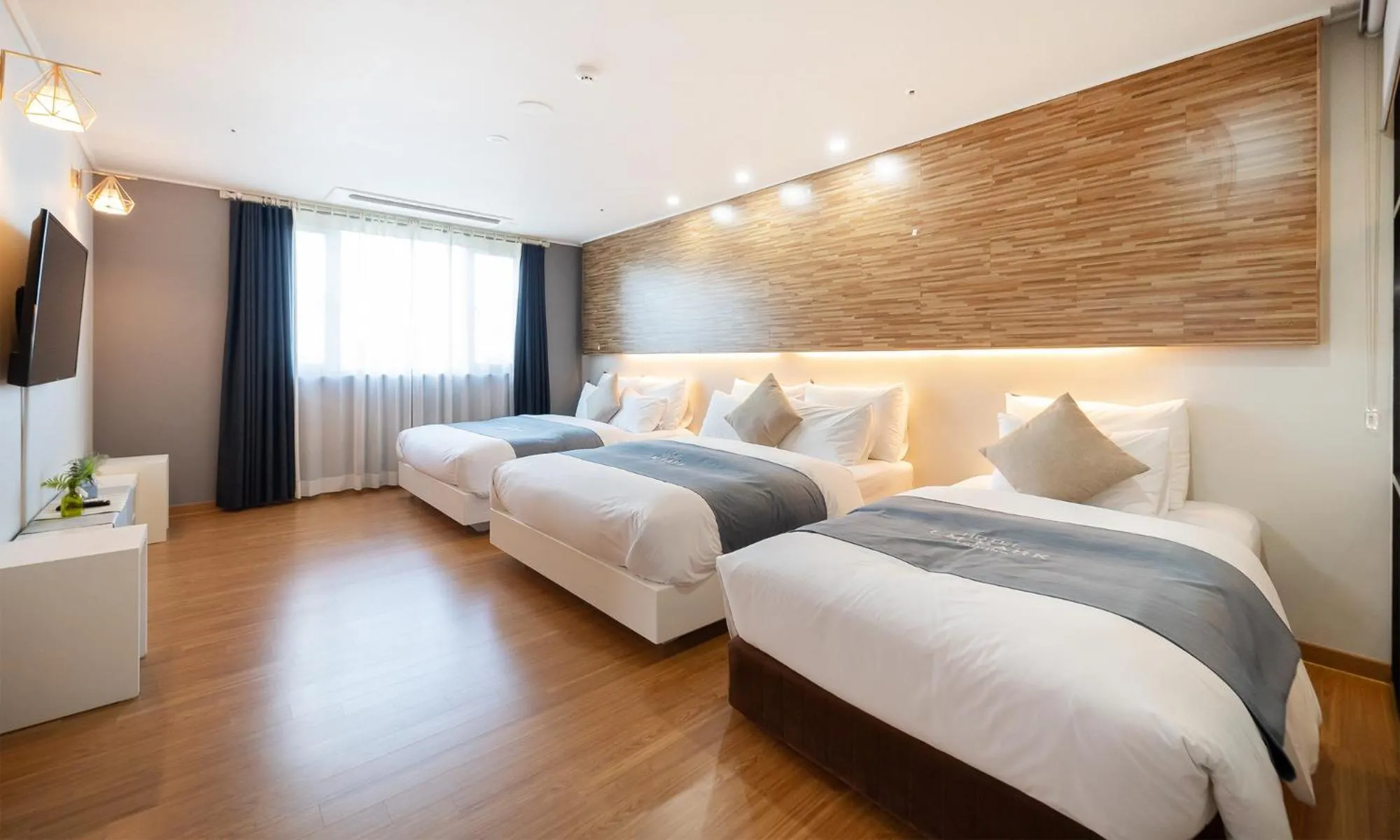 Bed in CM Park Hotel